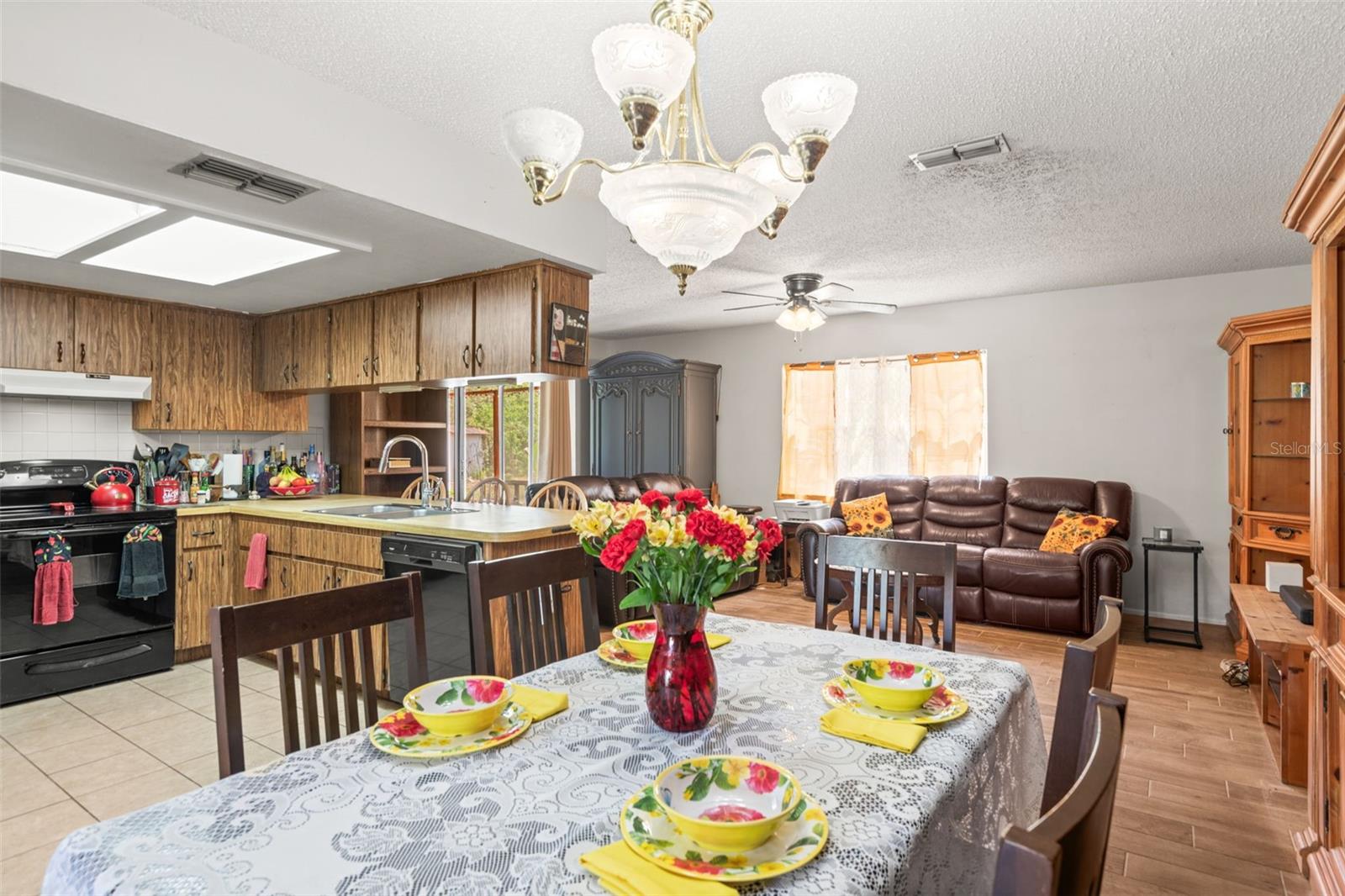 Listing photo id 10 for 14339 Mayer Avenue