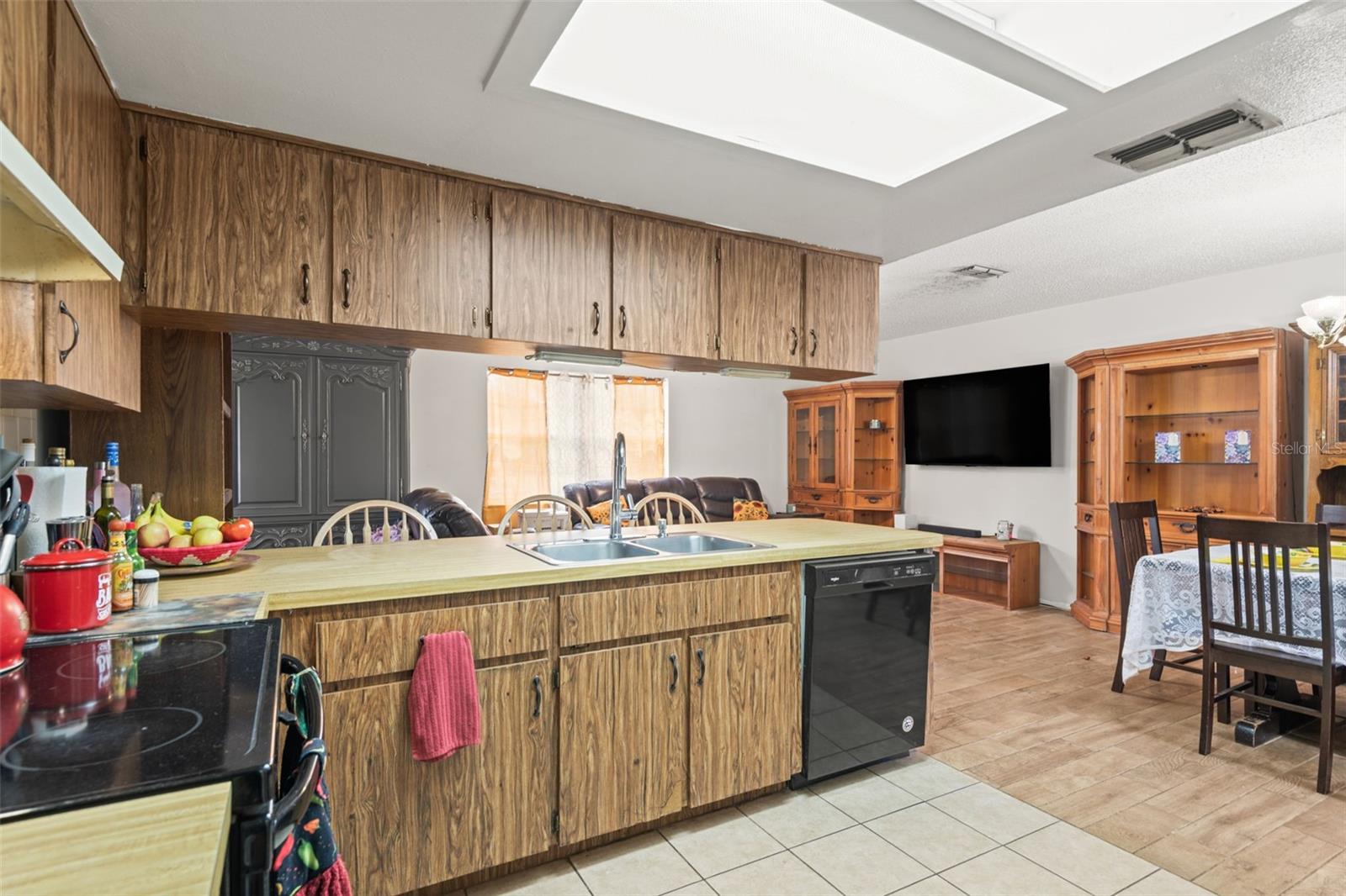 Listing photo id 11 for 14339 Mayer Avenue