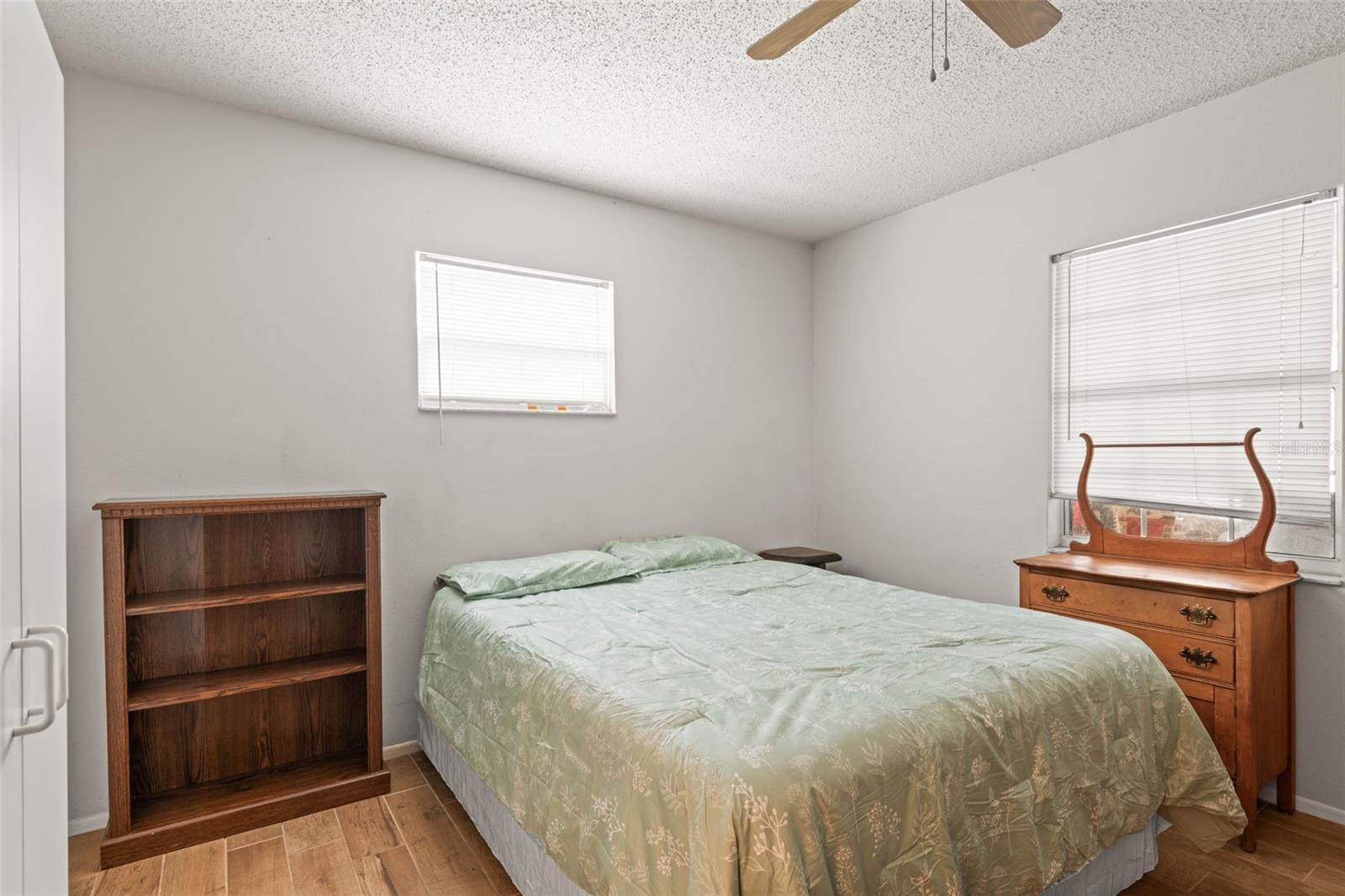 Listing photo id 15 for 14339 Mayer Avenue