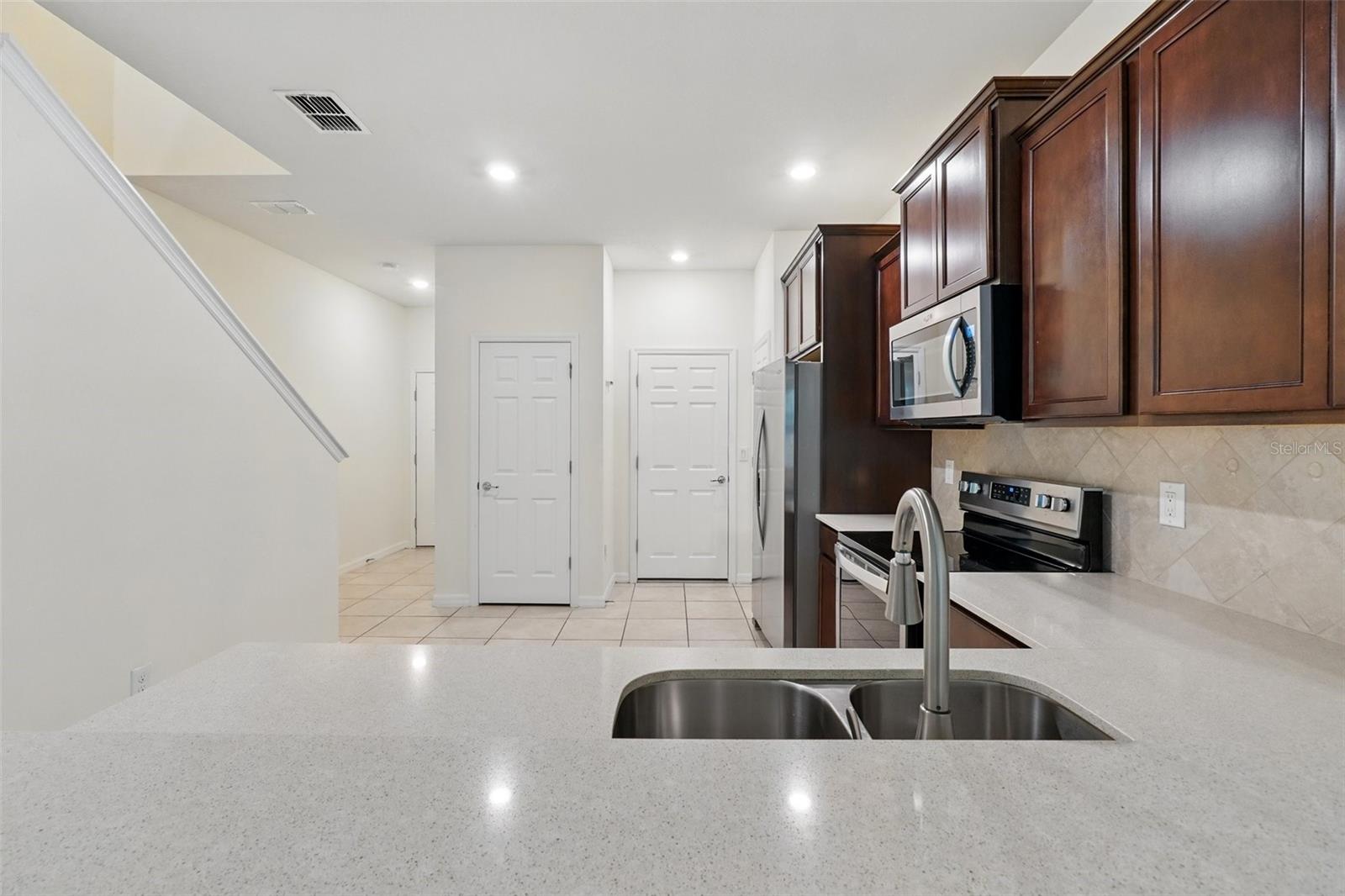 Listing photo id 8 for 5024 Sylvester Loop