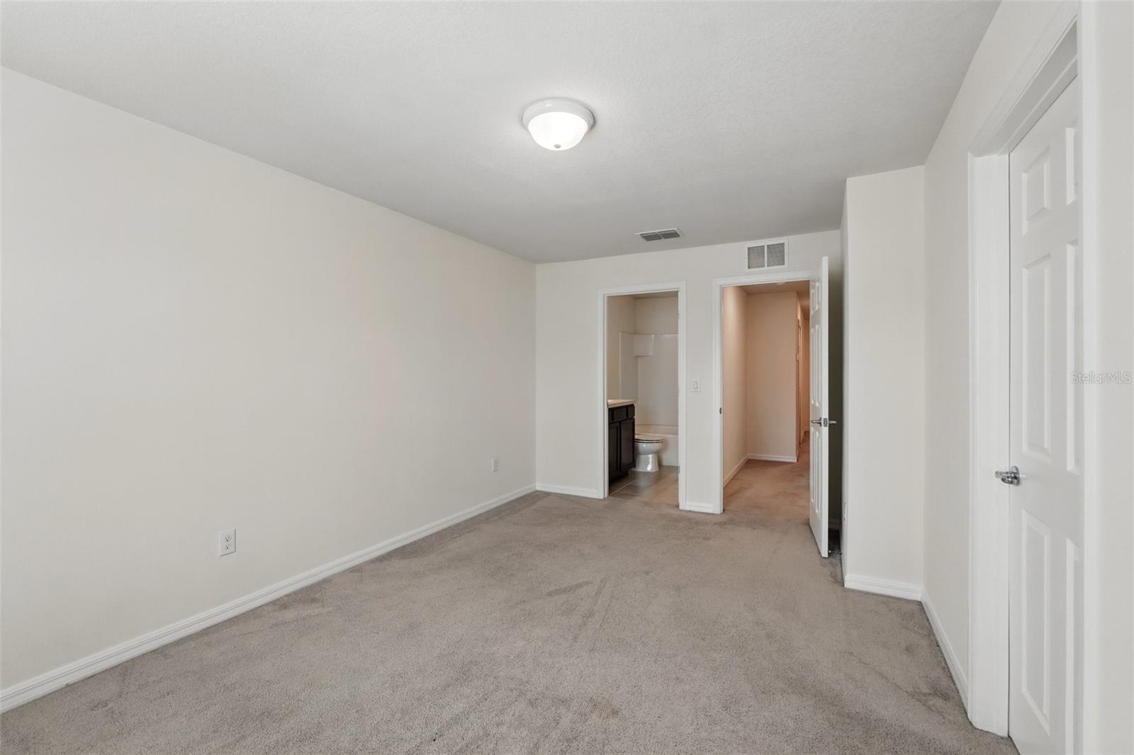 Listing photo id 20 for 5024 Sylvester Loop