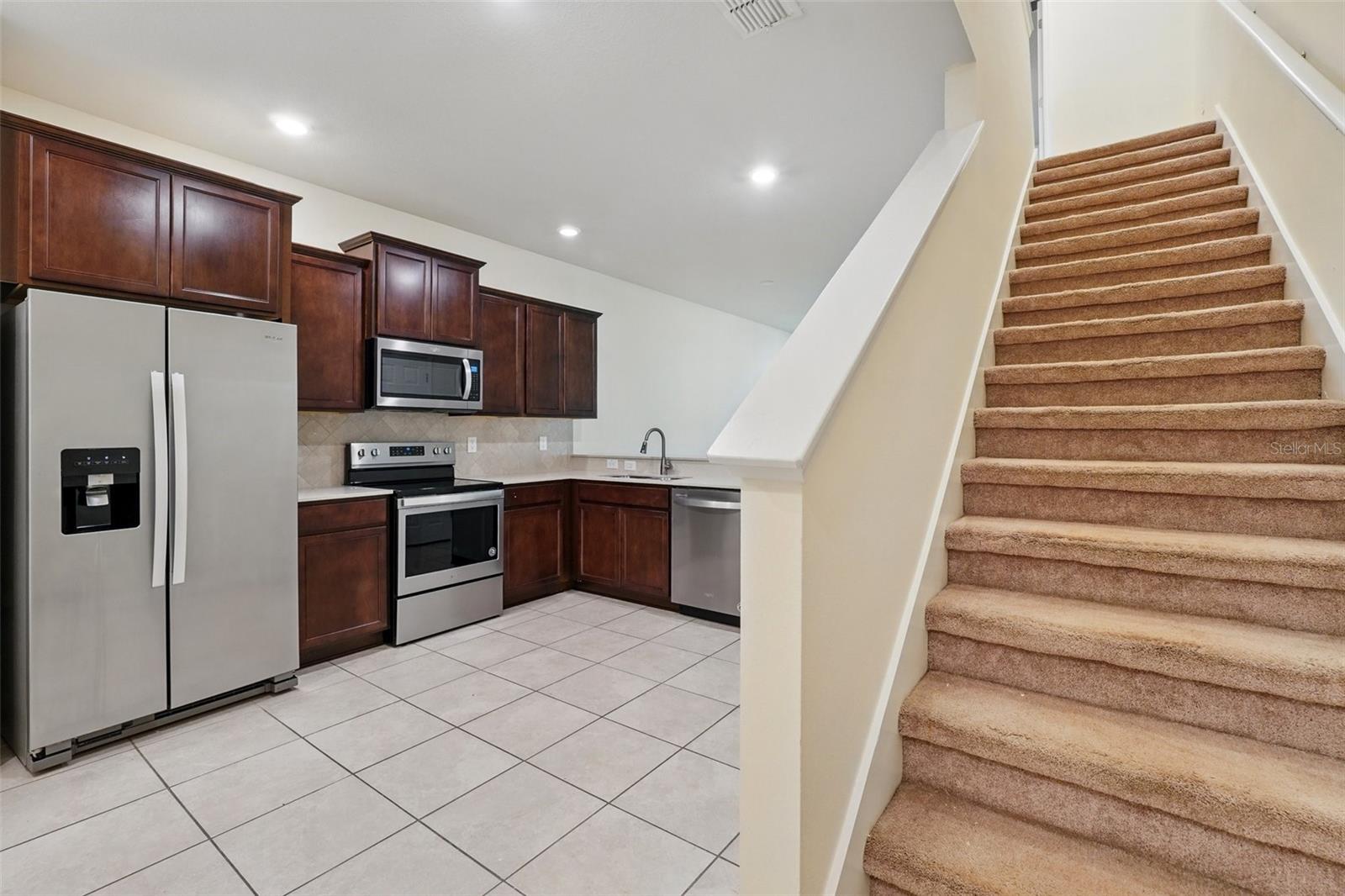Listing photo id 3 for 5024 Sylvester Loop