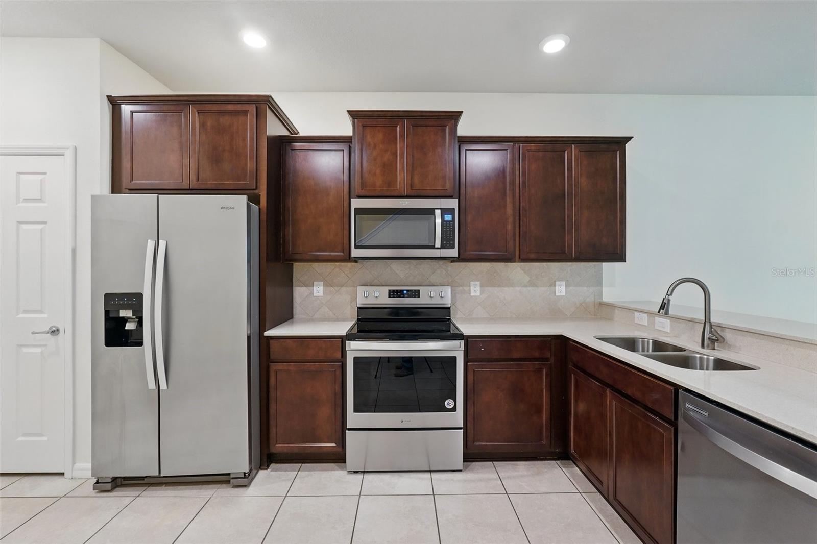 Listing photo id 5 for 5024 Sylvester Loop