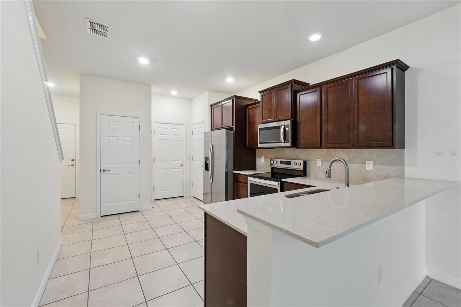 Listing photo id 7 for 5024 Sylvester Loop