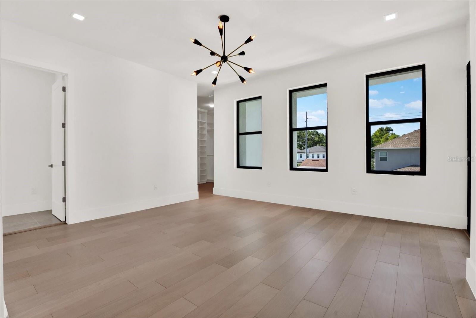 Listing photo id 9 for 908 Fribley Street