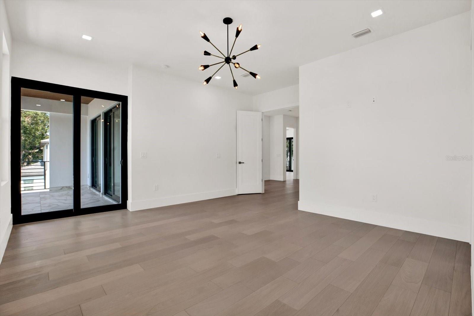 Listing photo id 10 for 908 Fribley Street