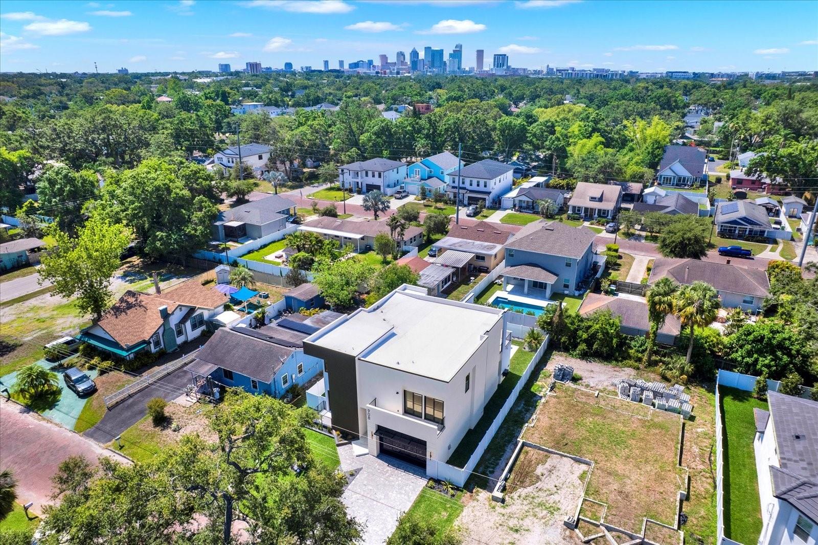 Listing photo id 28 for 908 Fribley Street