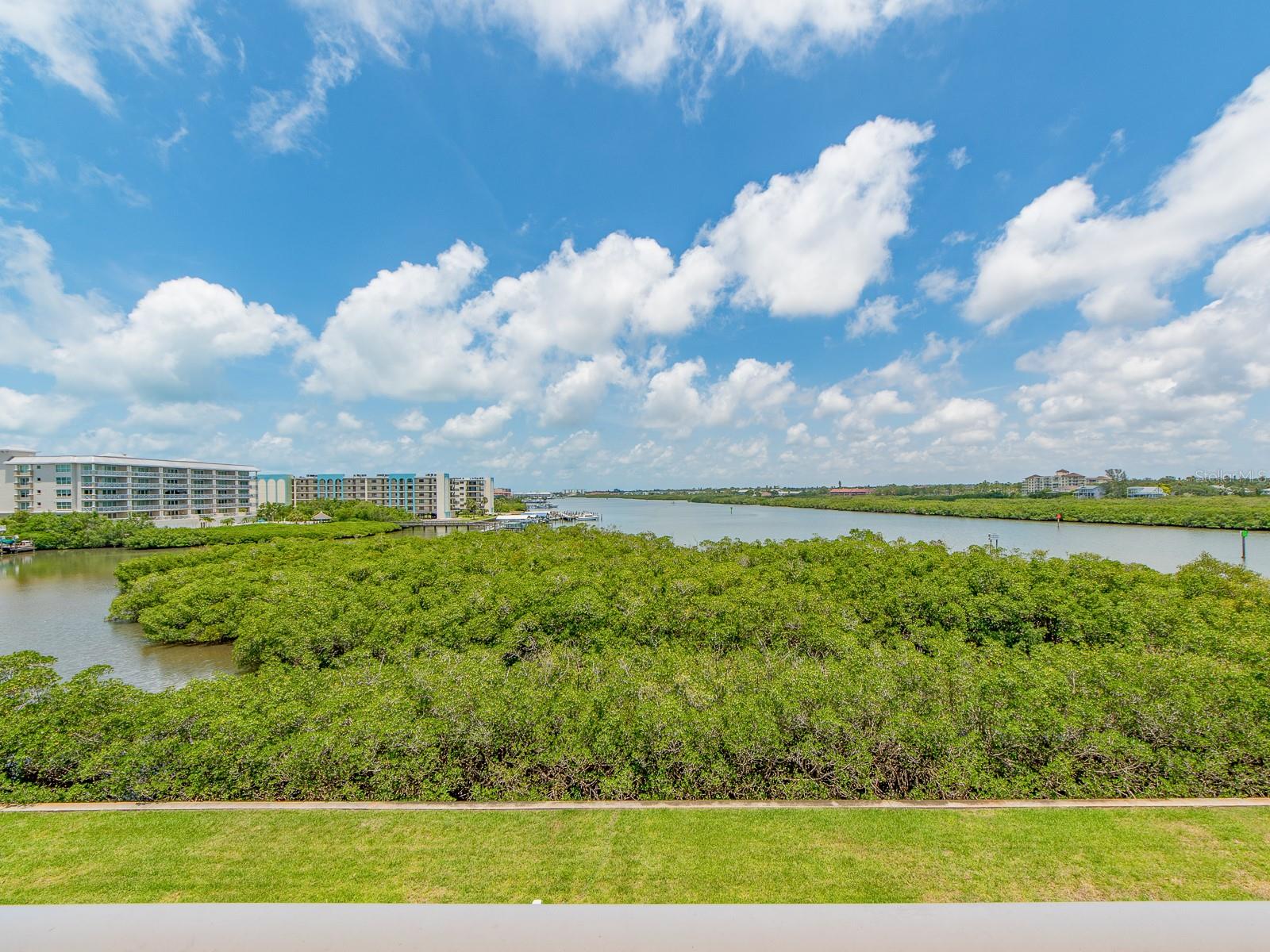 Image 10 of 46 For 19451 Gulf Boulevard 404