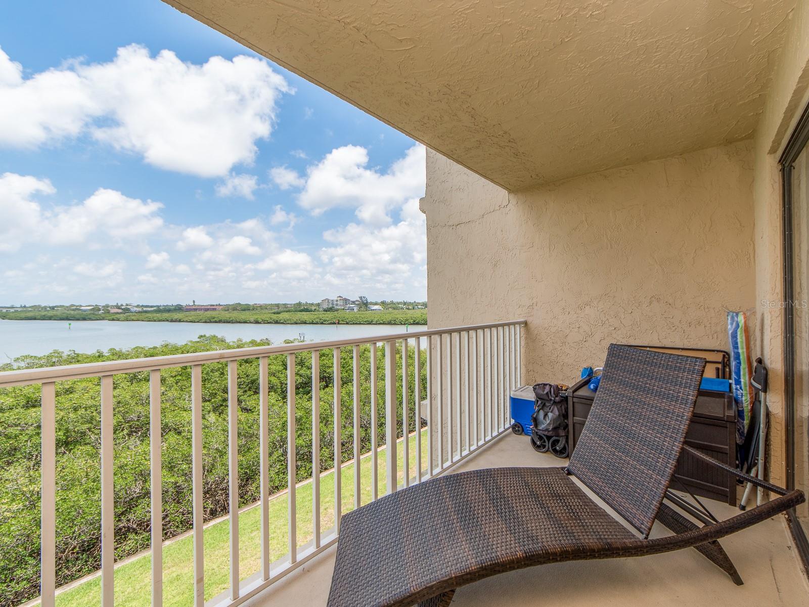 Image 11 of 46 For 19451 Gulf Boulevard 404