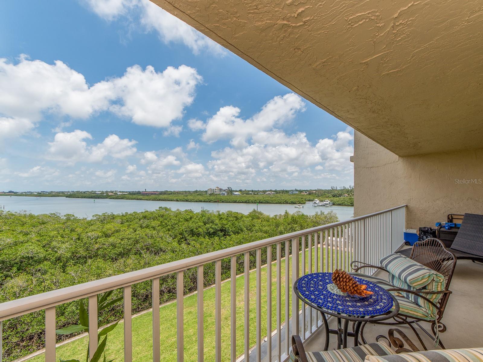 Image 12 of 46 For 19451 Gulf Boulevard 404