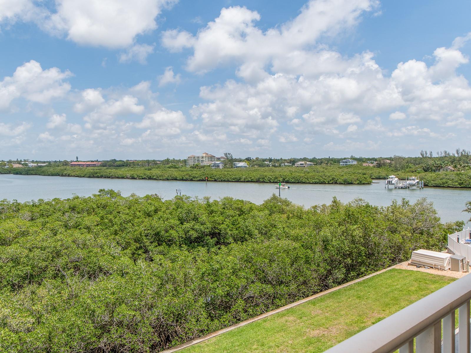 Image 13 of 46 For 19451 Gulf Boulevard 404