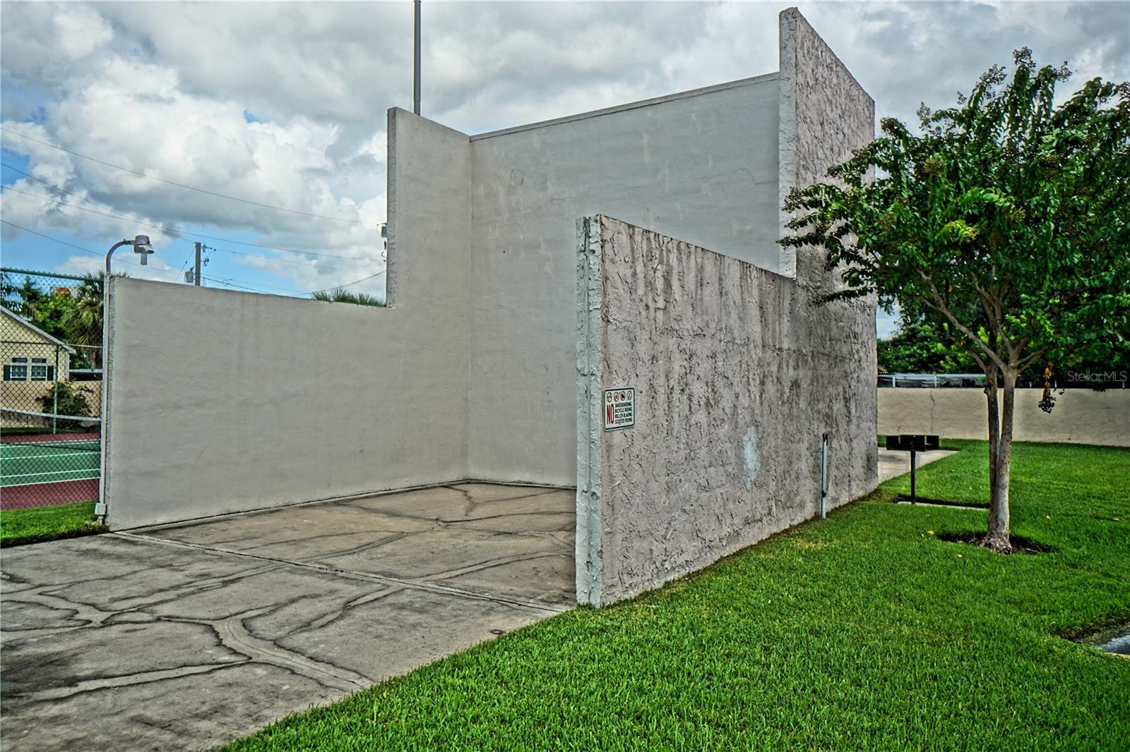 Image 19 of 22 For 9203 Tudor Drive N201