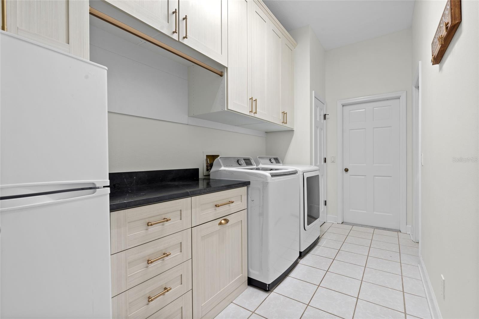 Image 34 of 54 For 9075 Waterash Lane N