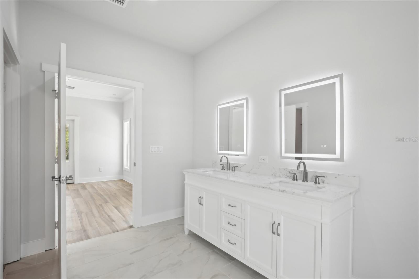 Image 18 of 32 For 718 Desert Hills Way