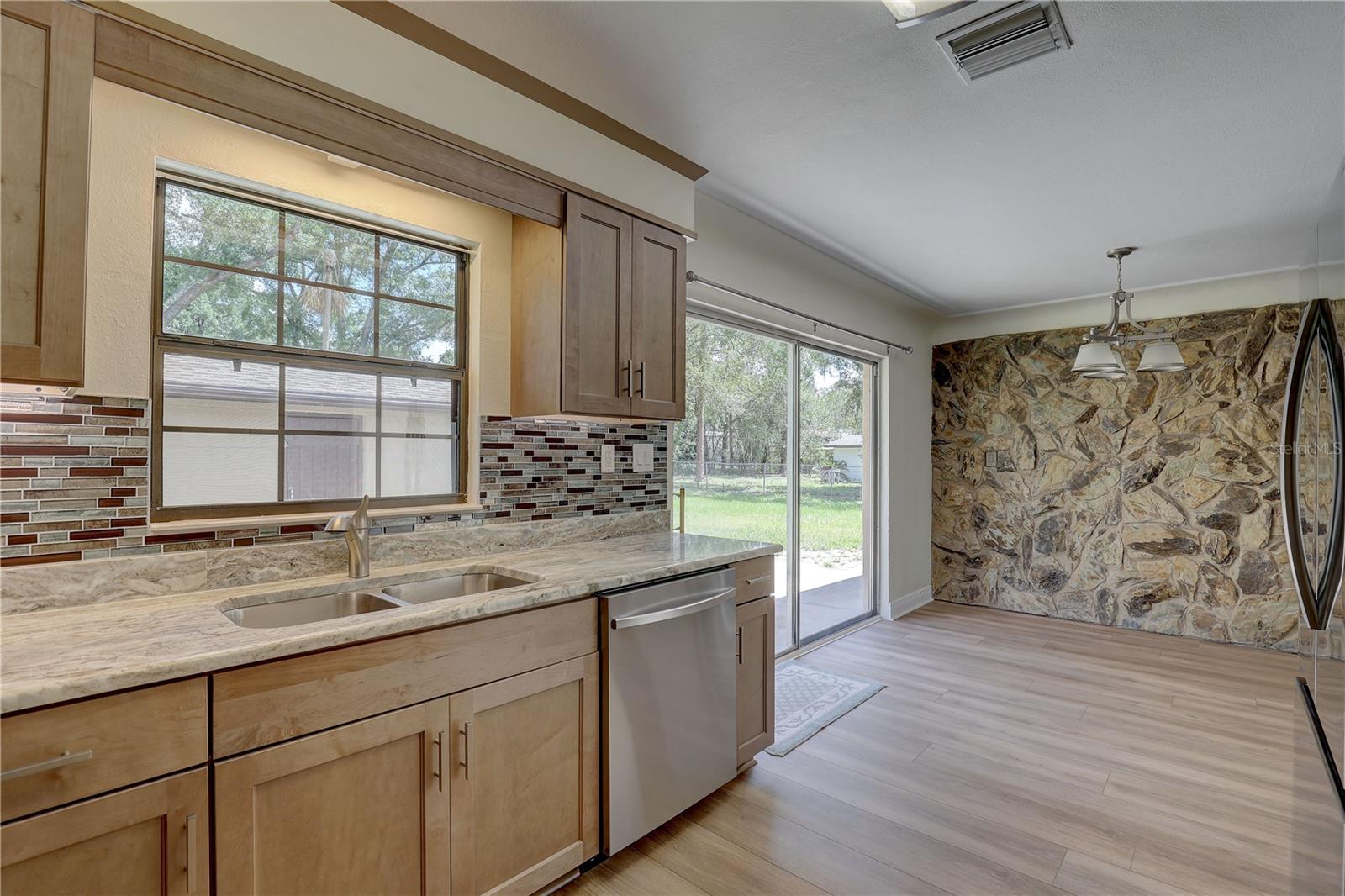 Listing photo id 8 for 5201 Jasmine Lane