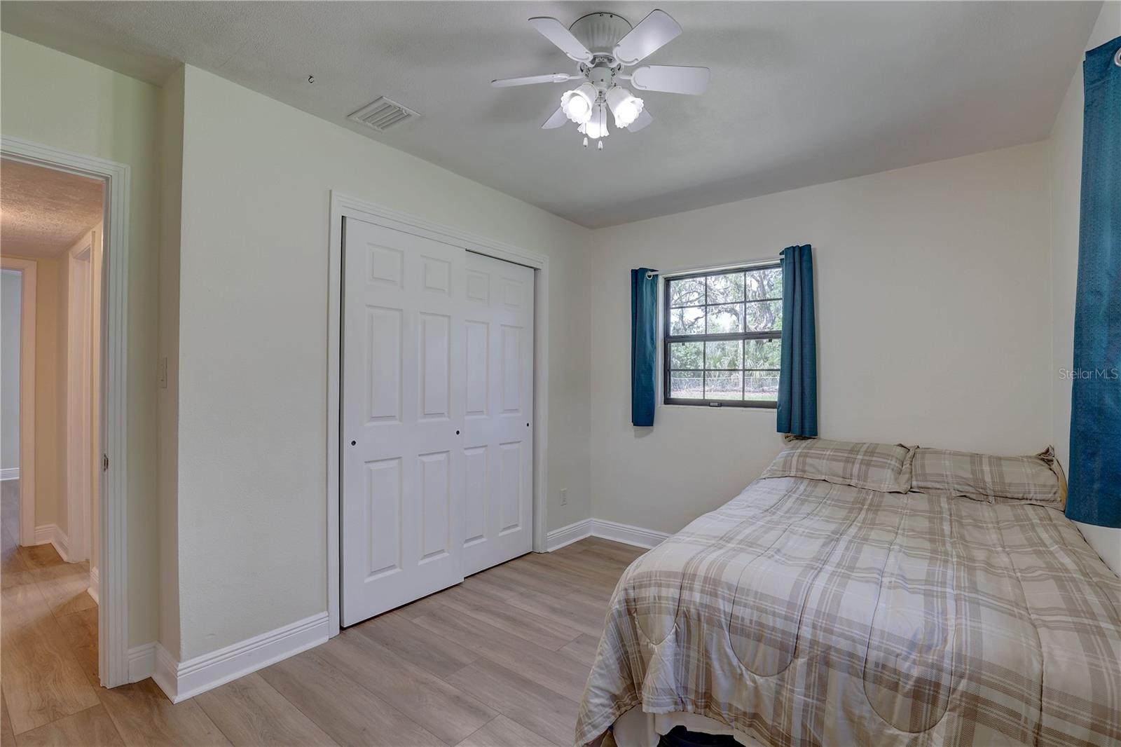 Listing photo id 12 for 5201 Jasmine Lane