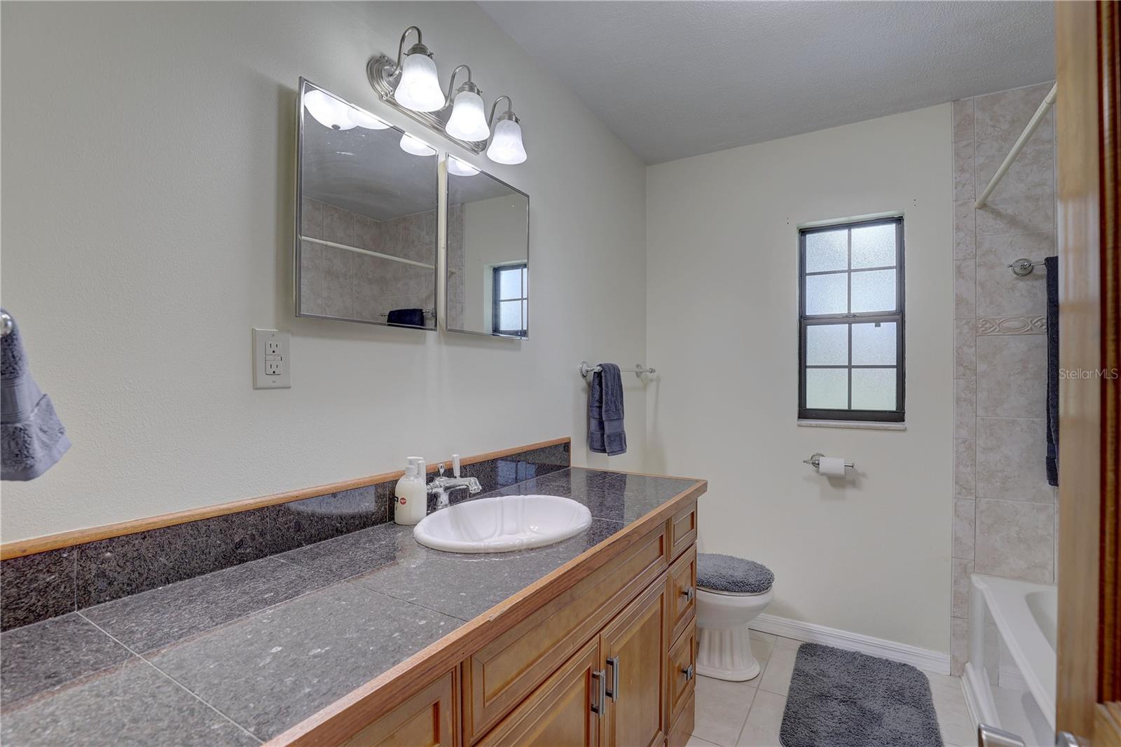 Listing photo id 14 for 5201 Jasmine Lane