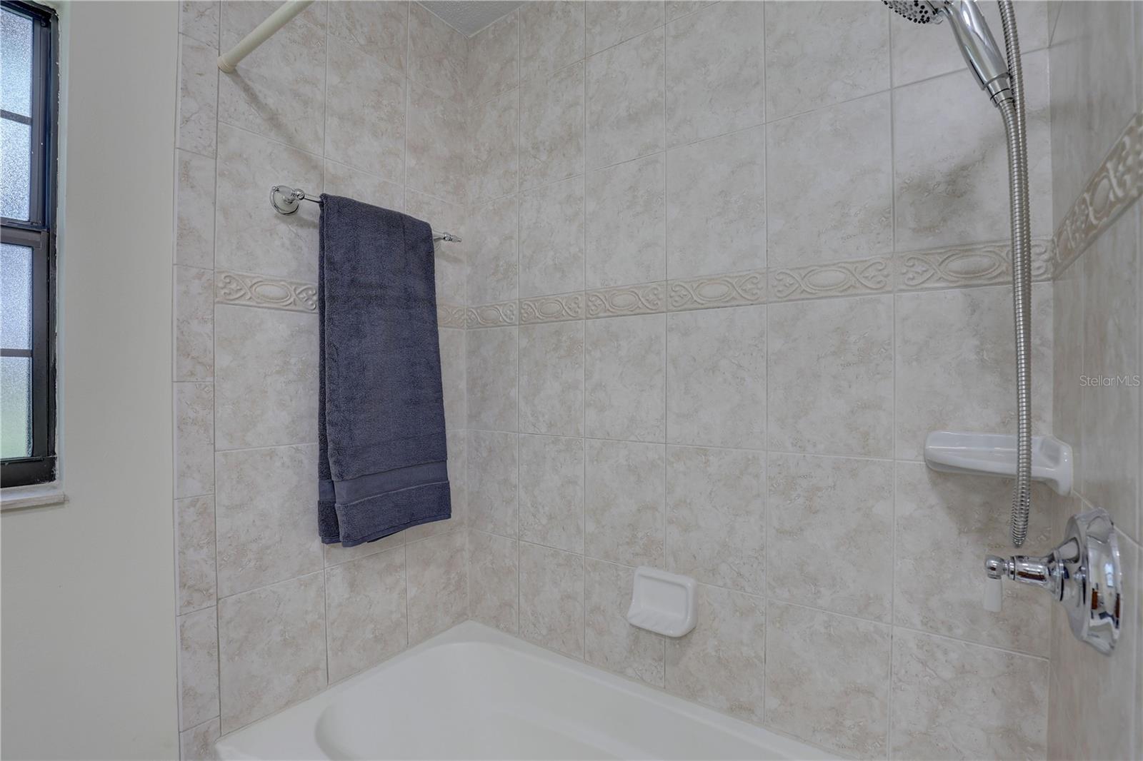 Listing photo id 15 for 5201 Jasmine Lane