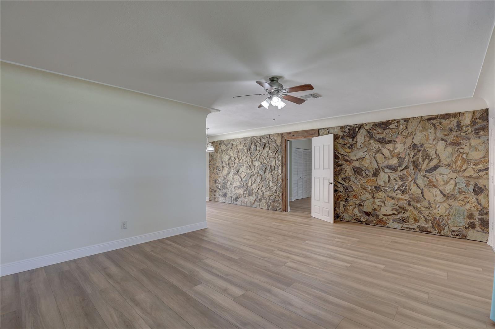 Listing photo id 16 for 5201 Jasmine Lane