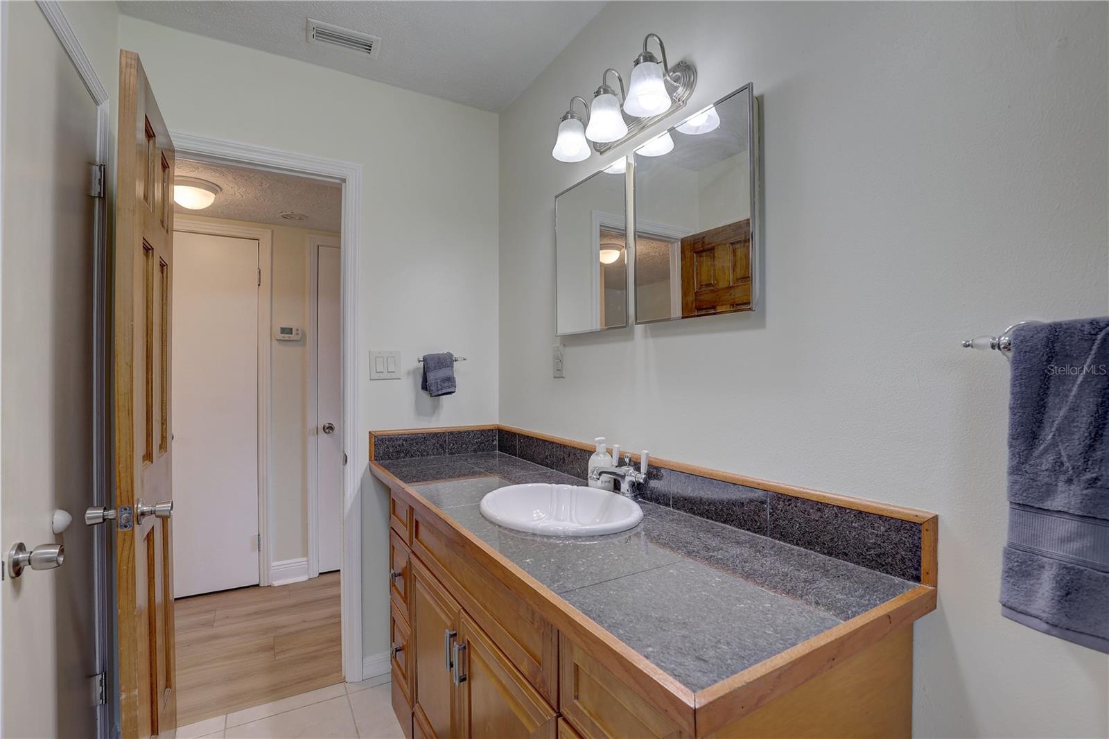 Listing photo id 17 for 5201 Jasmine Lane