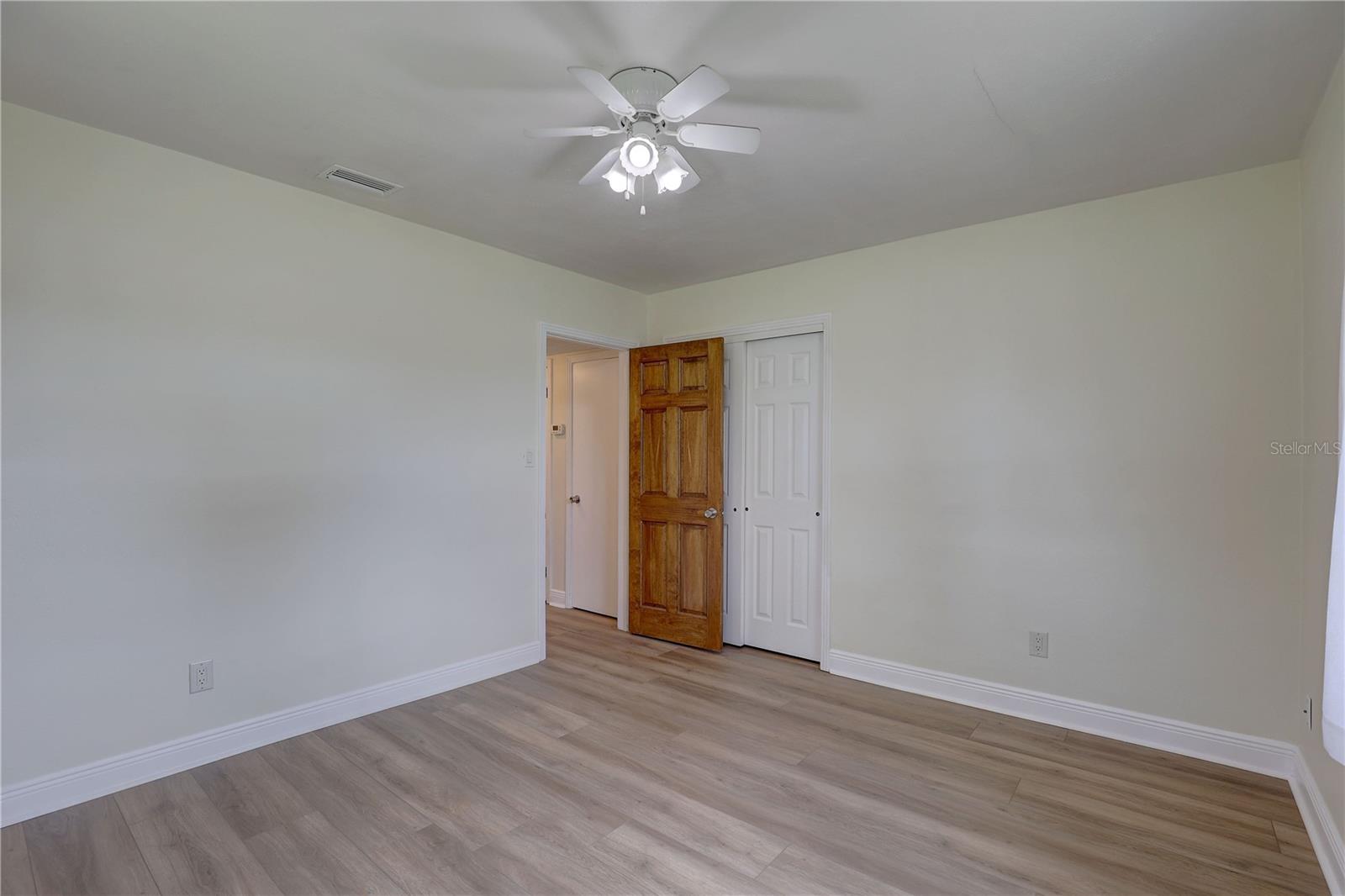 Listing photo id 18 for 5201 Jasmine Lane