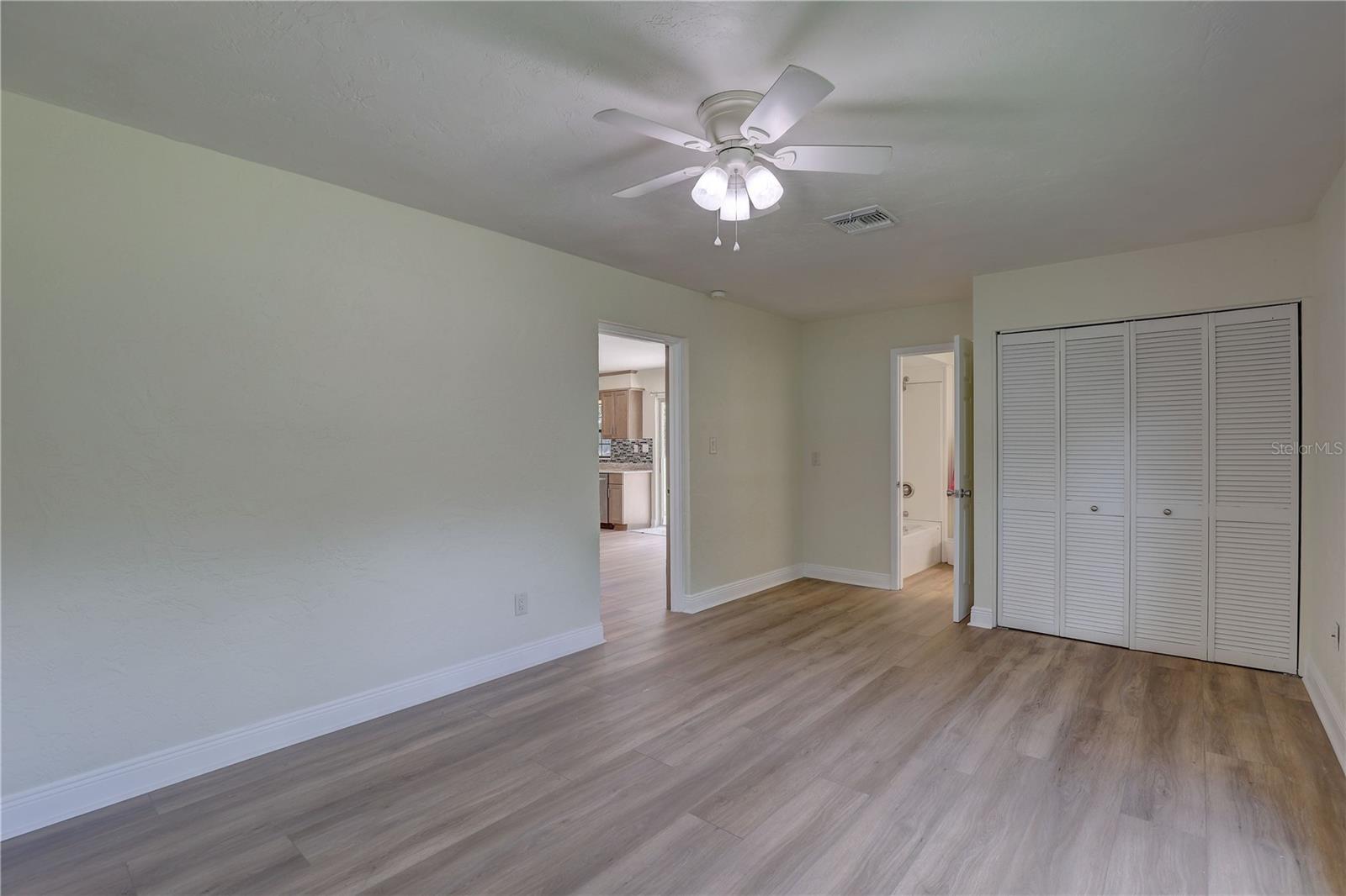 Listing photo id 25 for 5201 Jasmine Lane