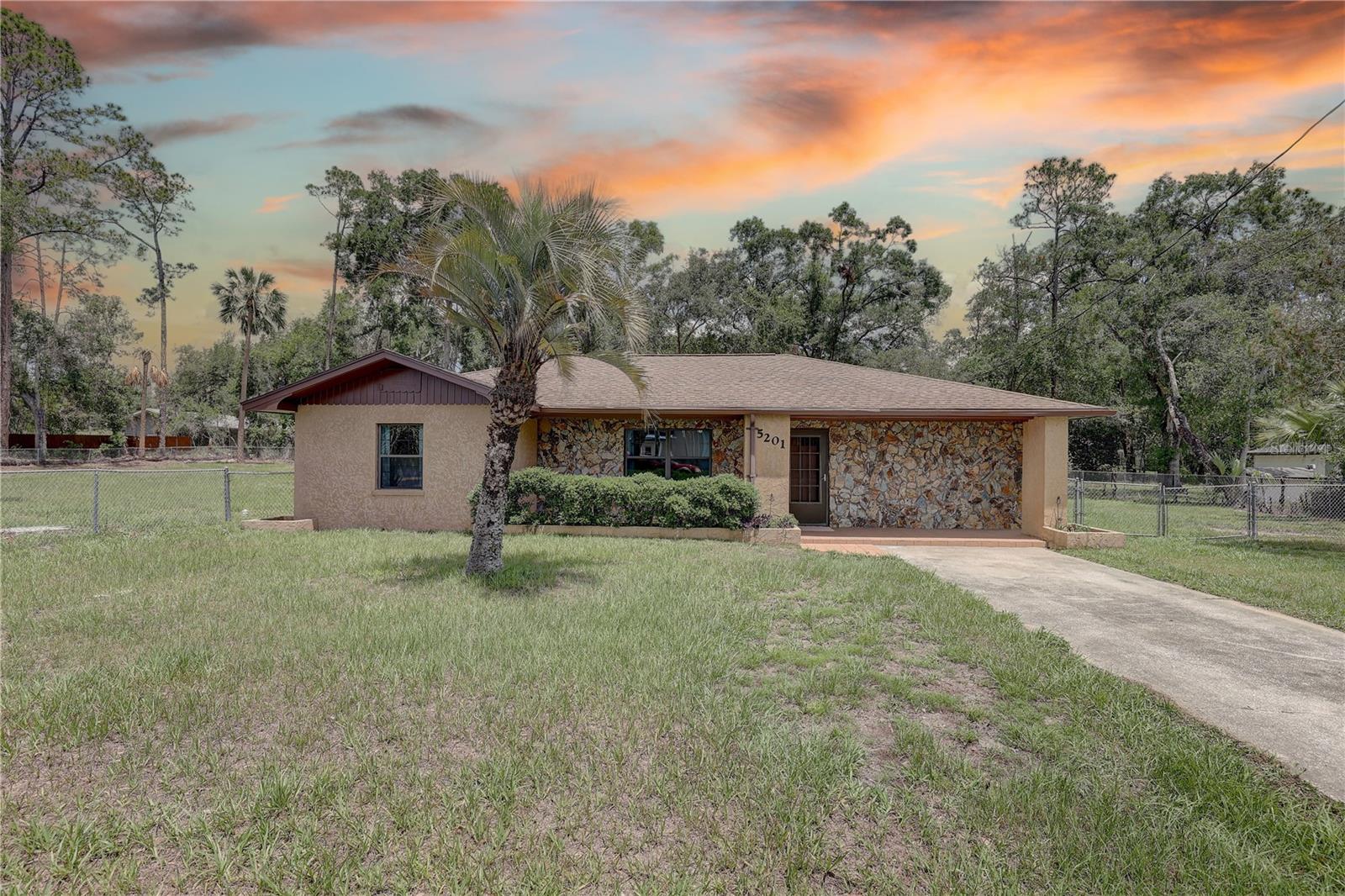 Listing photo id 1 for 5201 Jasmine Lane