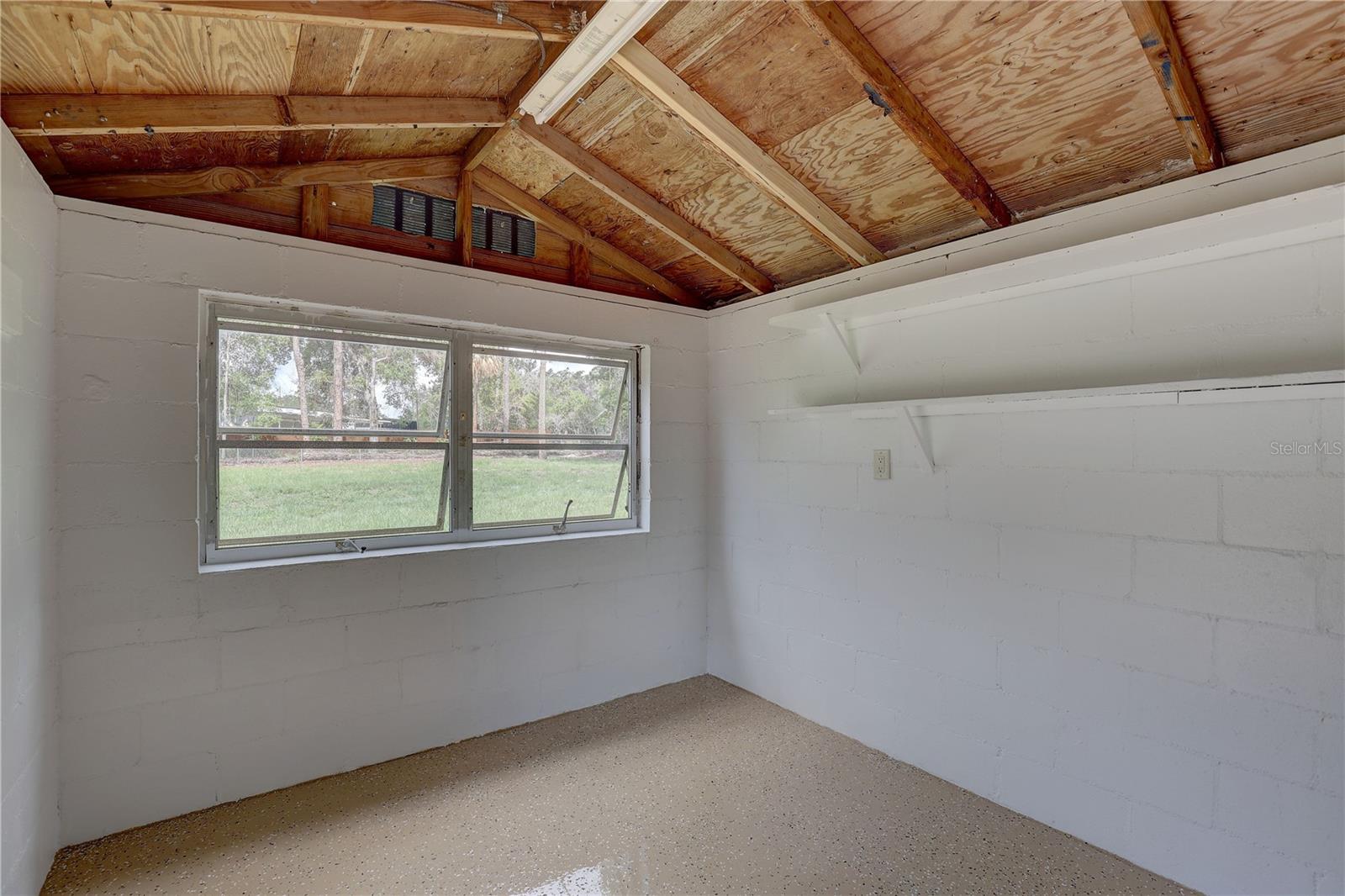 Listing photo id 28 for 5201 Jasmine Lane