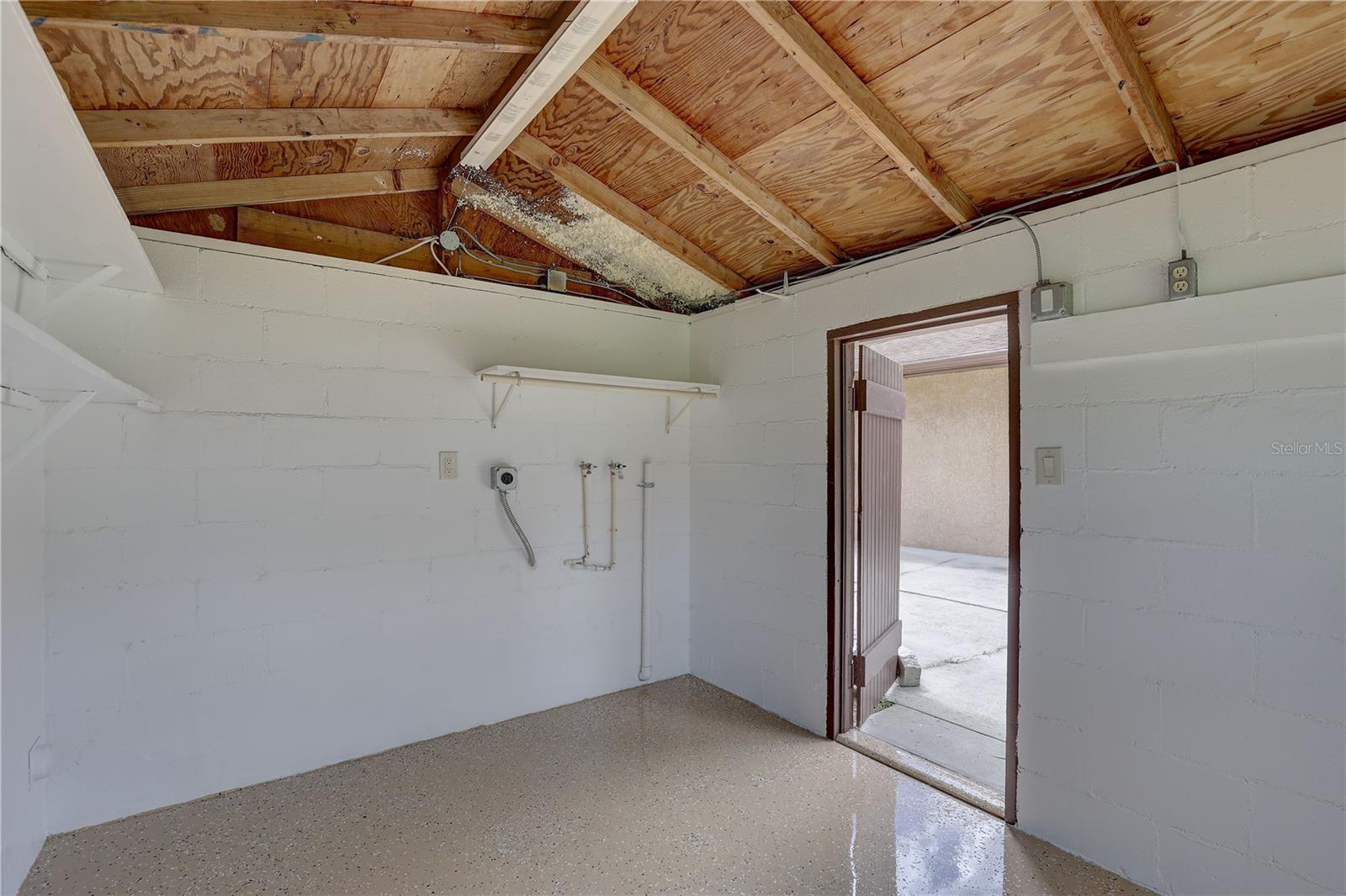 Listing photo id 29 for 5201 Jasmine Lane