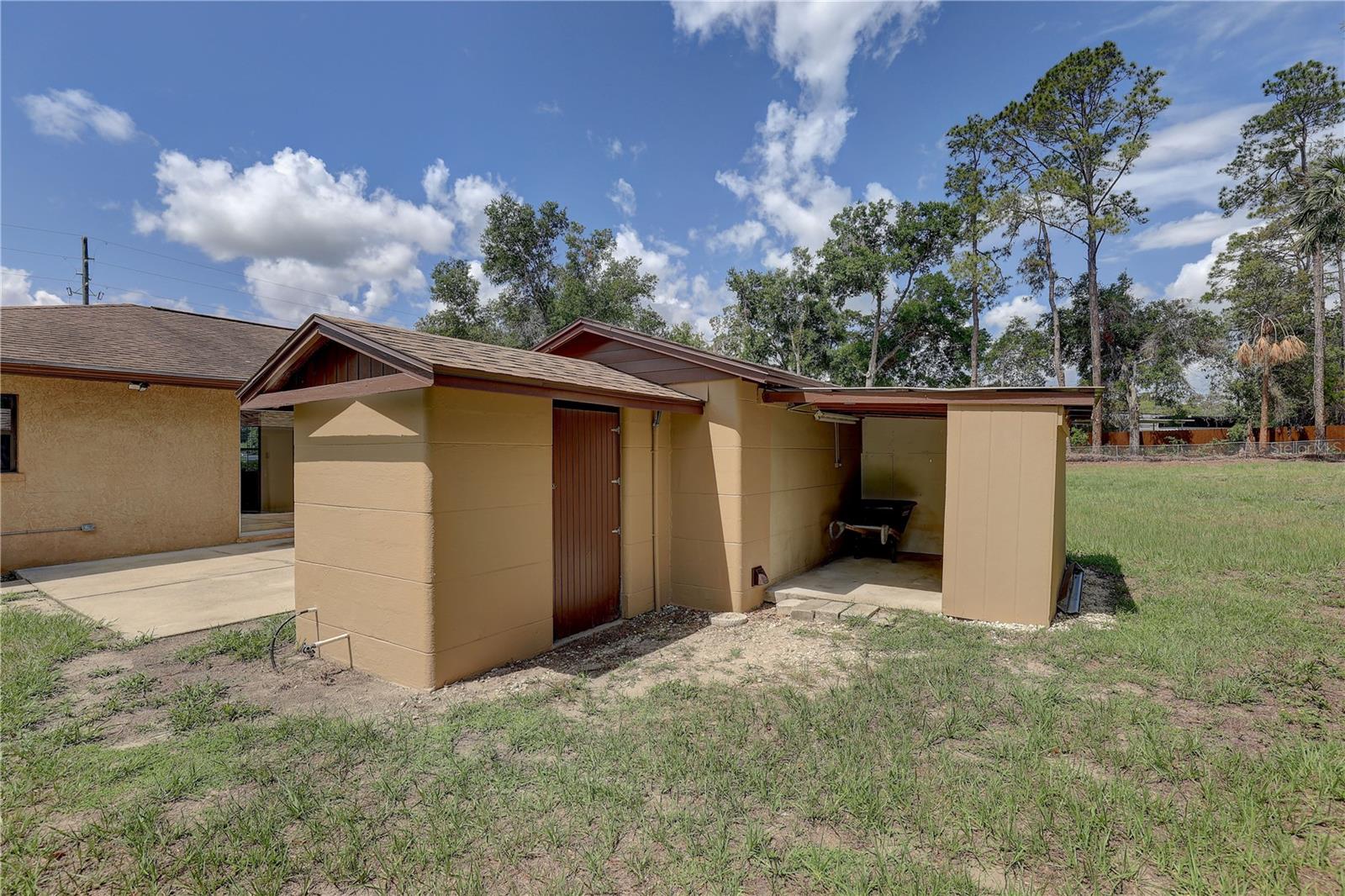 Listing photo id 31 for 5201 Jasmine Lane
