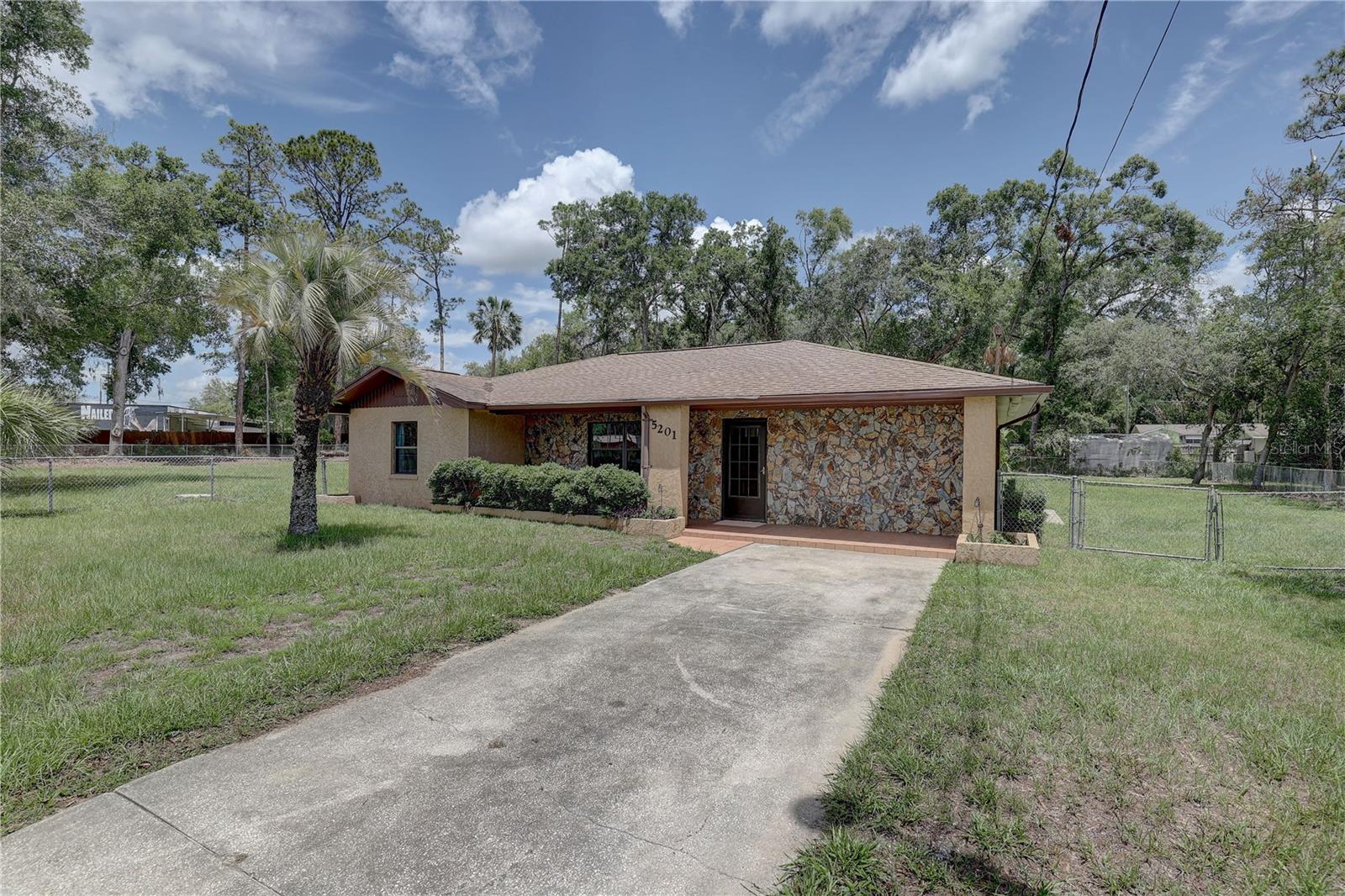Listing photo id 2 for 5201 Jasmine Lane