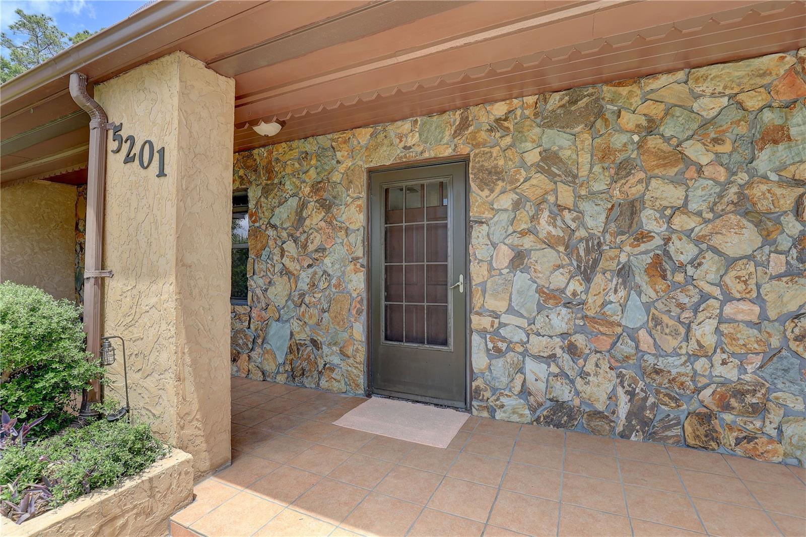 Listing photo id 3 for 5201 Jasmine Lane