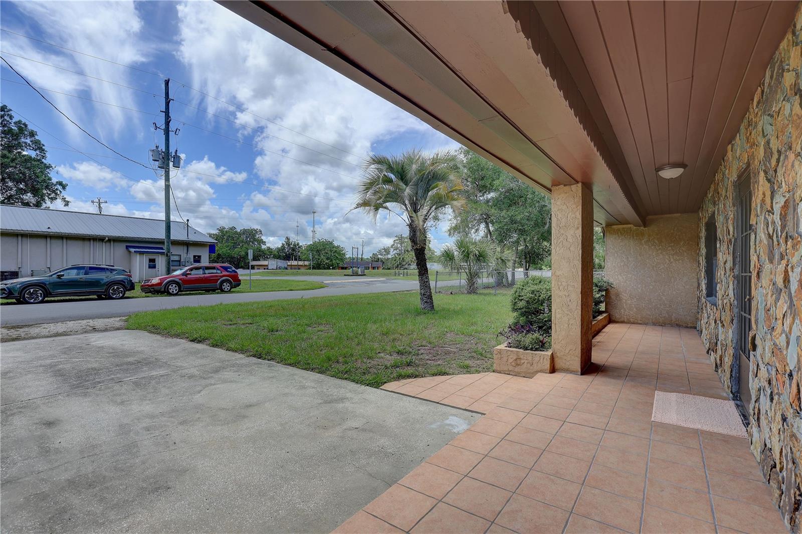 Listing photo id 5 for 5201 Jasmine Lane