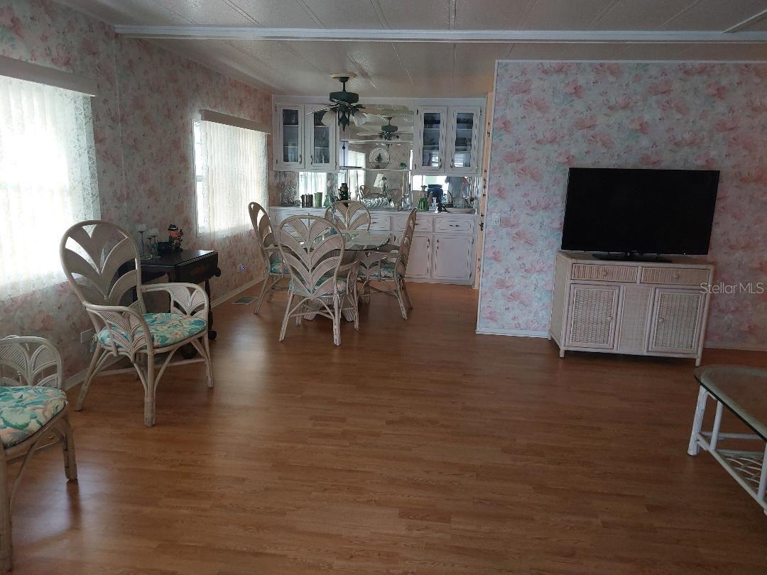 Listing photo id 4 for 51 Lexington Court 13