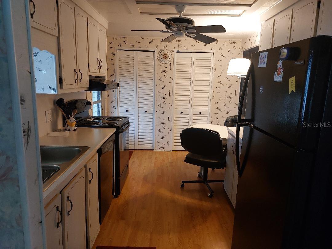 Listing photo id 7 for 51 Lexington Court 13