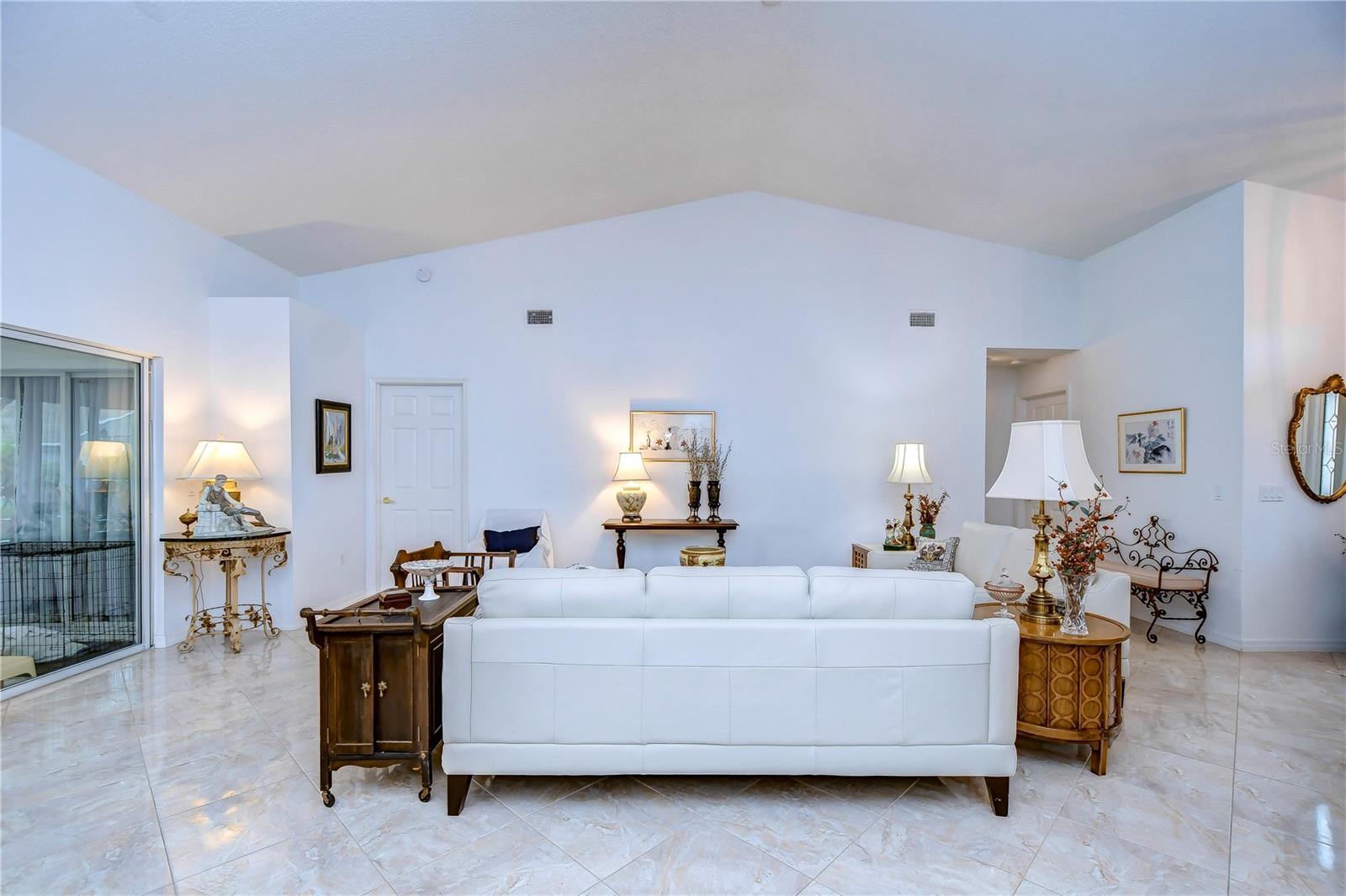 Listing photo id 3 for 1210 Wolford Drive