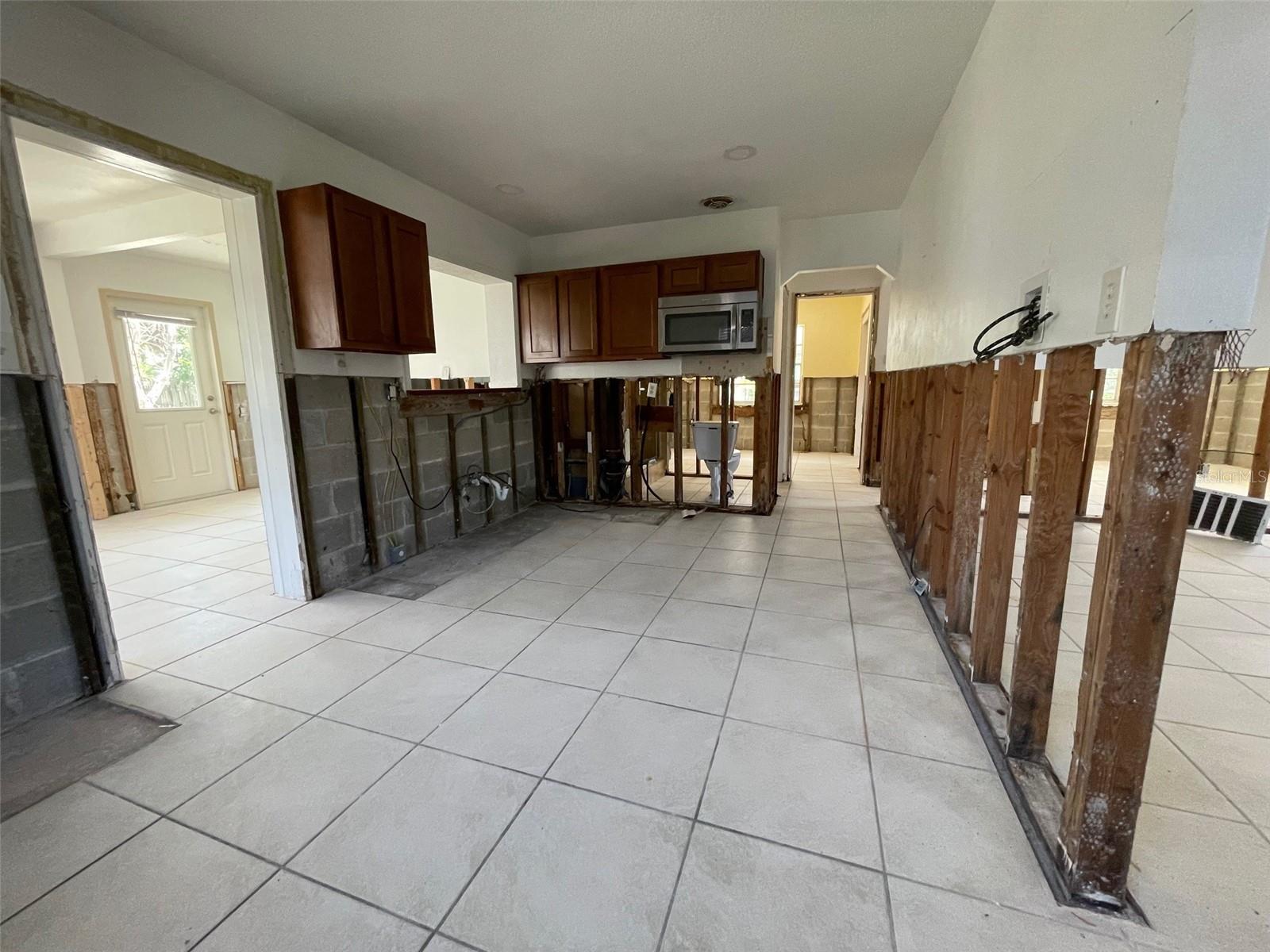 Listing photo id 9 for 3207 De Bazan Avenue