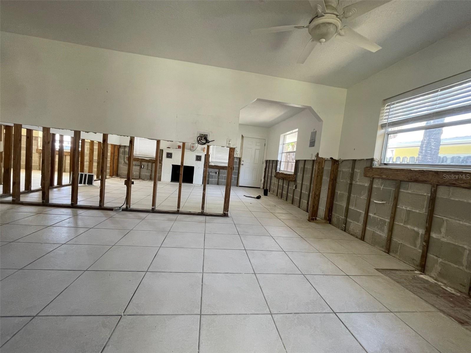 Listing photo id 10 for 3207 De Bazan Avenue