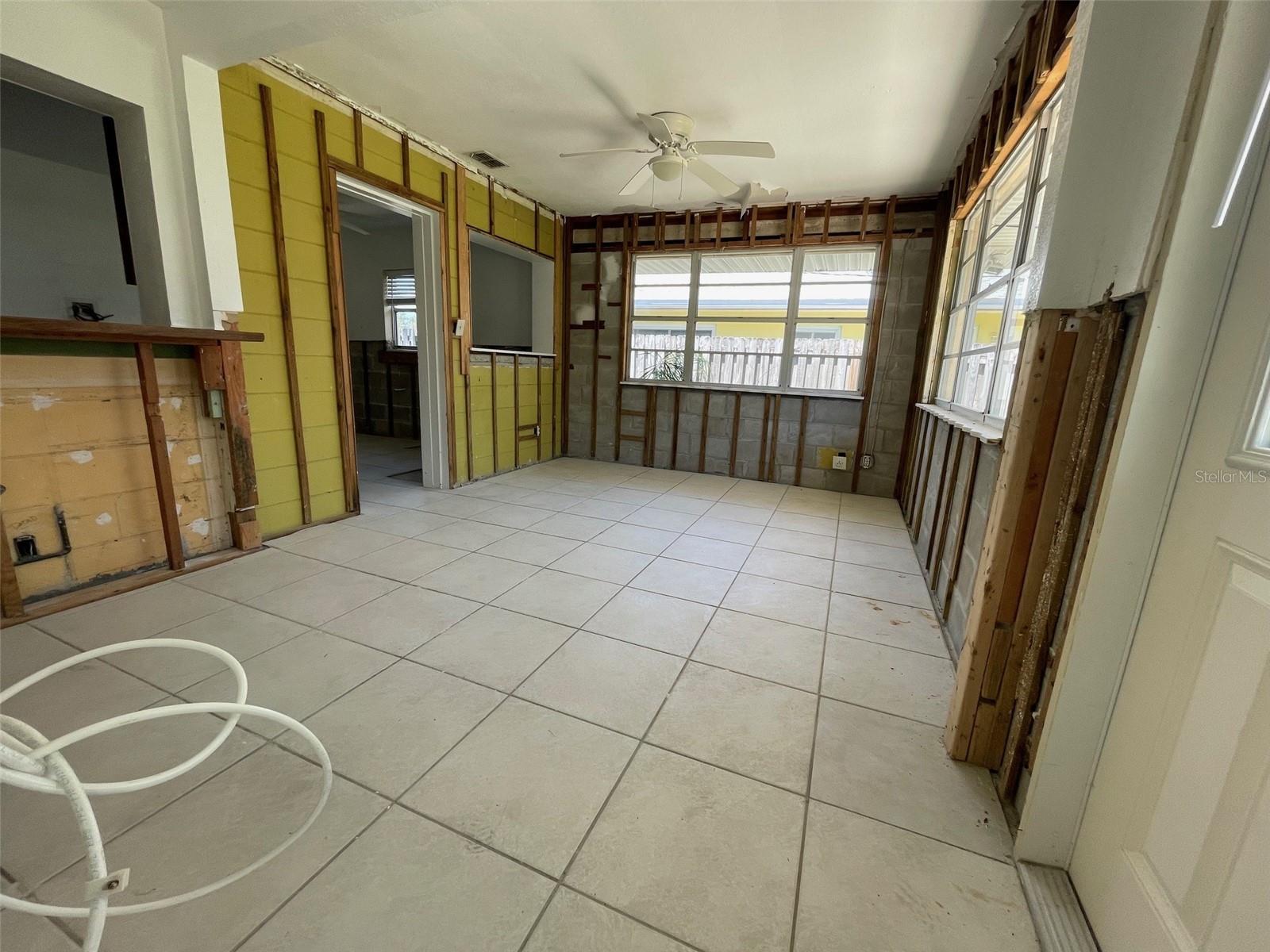 Listing photo id 12 for 3207 De Bazan Avenue