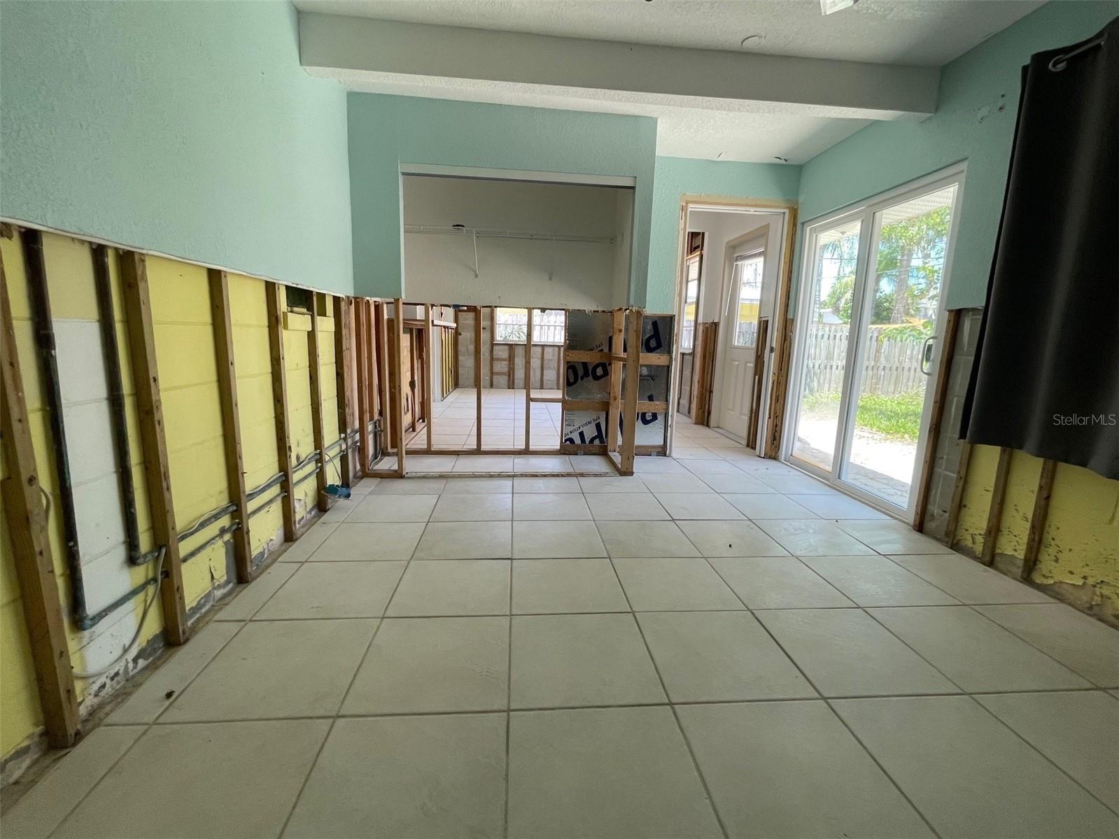 Listing photo id 13 for 3207 De Bazan Avenue