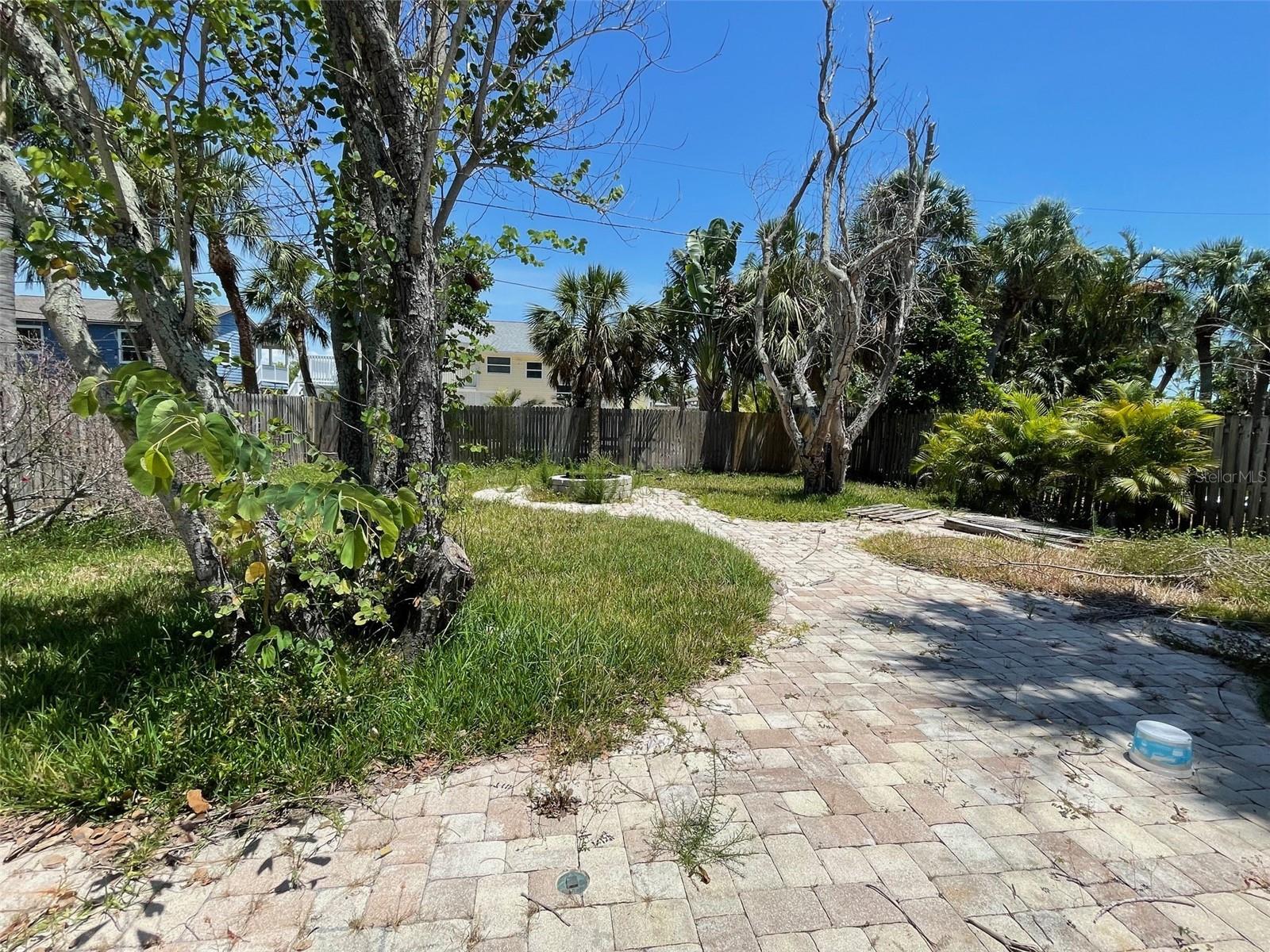 Listing photo id 15 for 3207 De Bazan Avenue