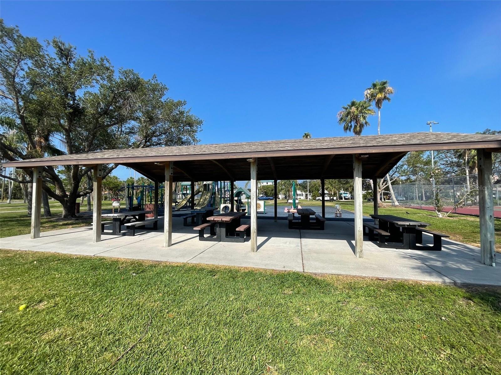 Listing photo id 2 for 3207 De Bazan Avenue