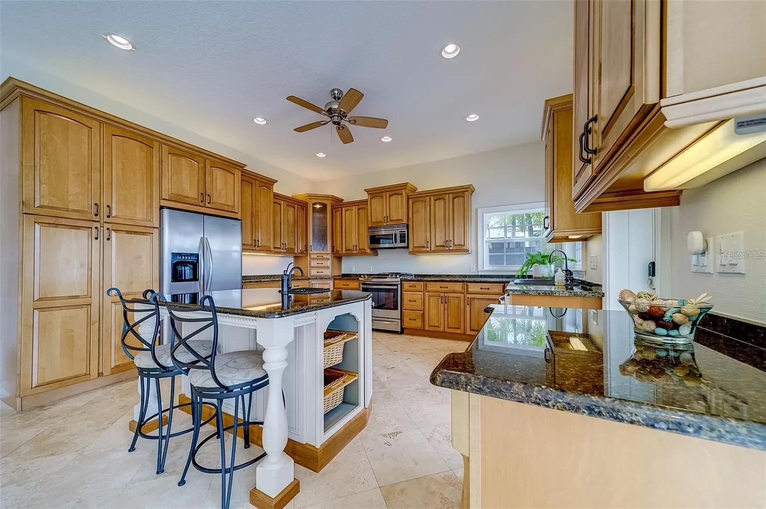 Listing photo id 8 for 803 Harbor Drive