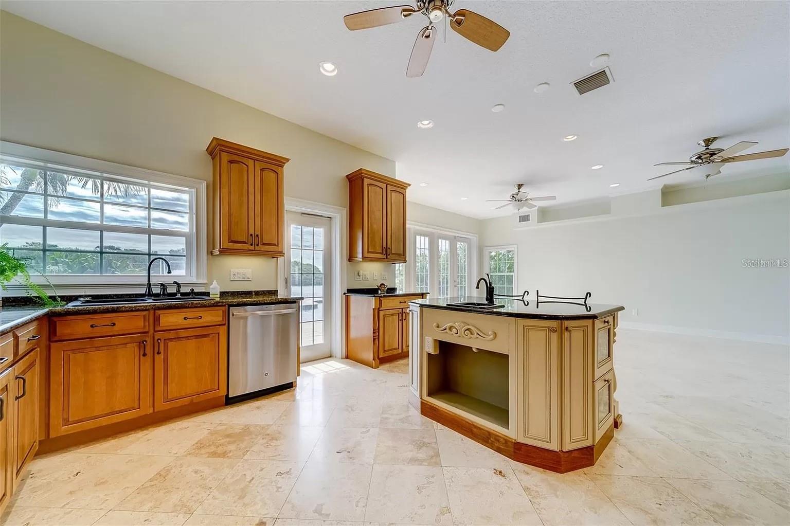 Listing photo id 9 for 803 Harbor Drive