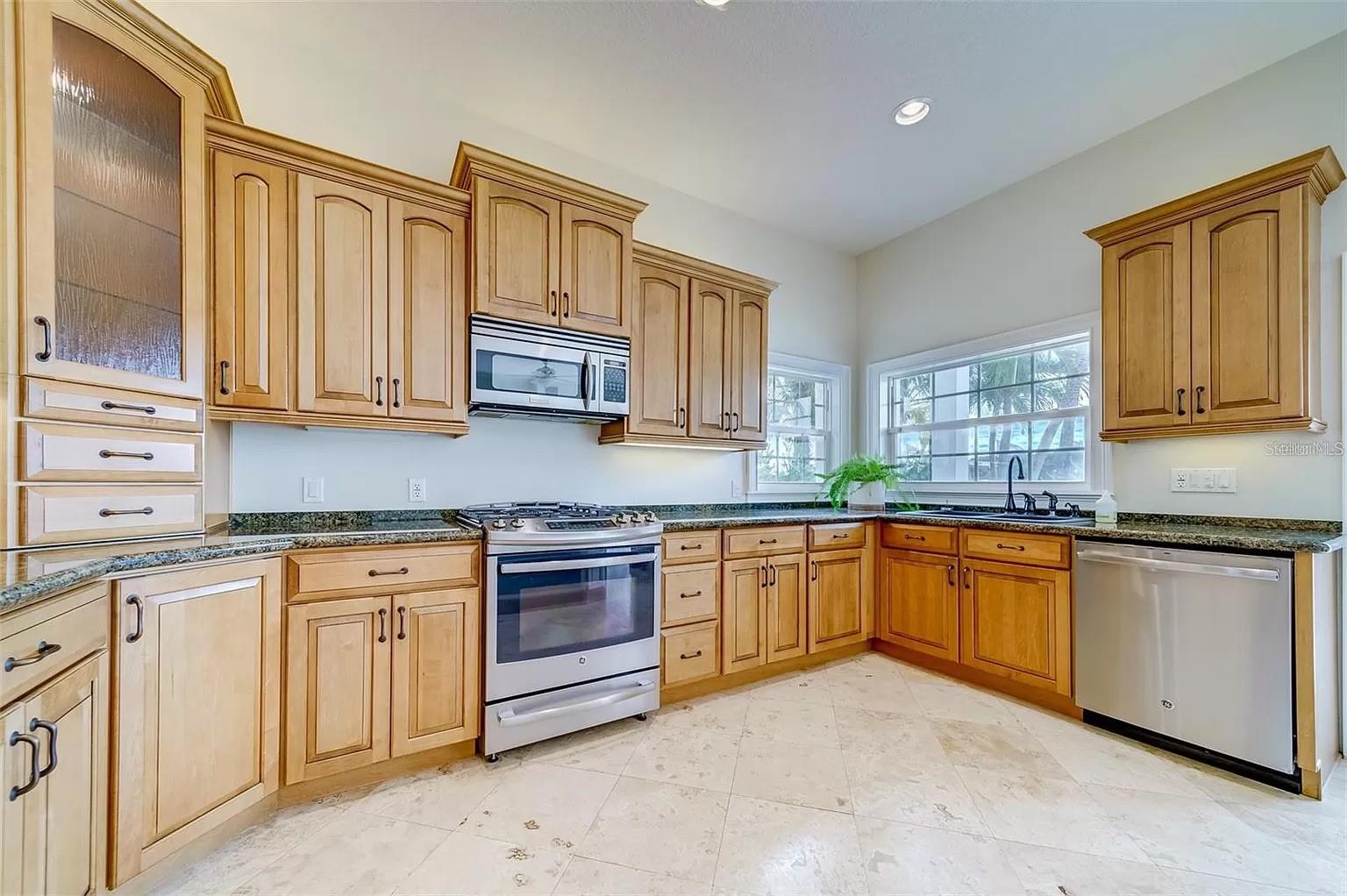 Listing photo id 10 for 803 Harbor Drive