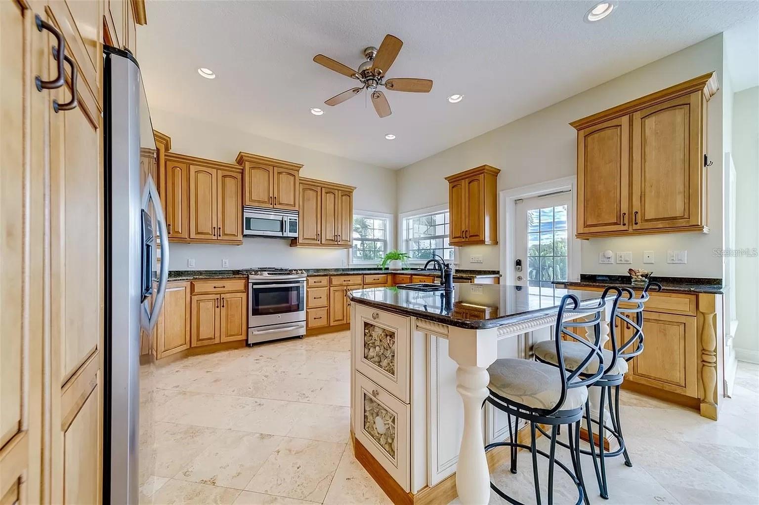 Listing photo id 11 for 803 Harbor Drive