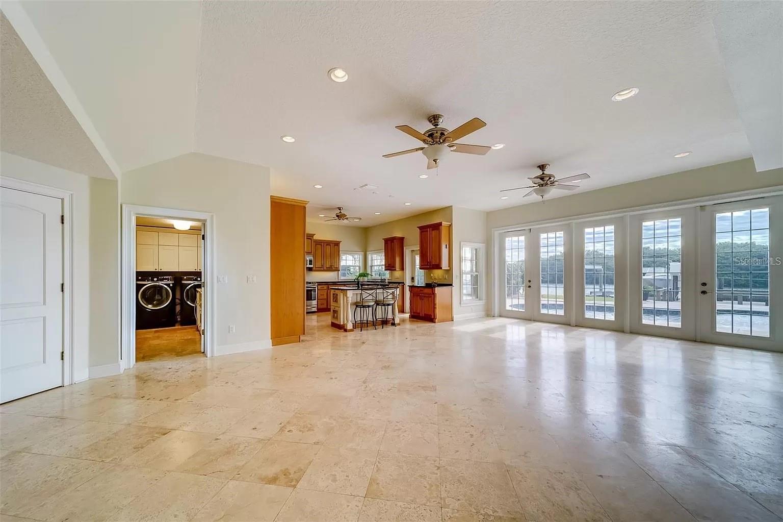 Listing photo id 12 for 803 Harbor Drive