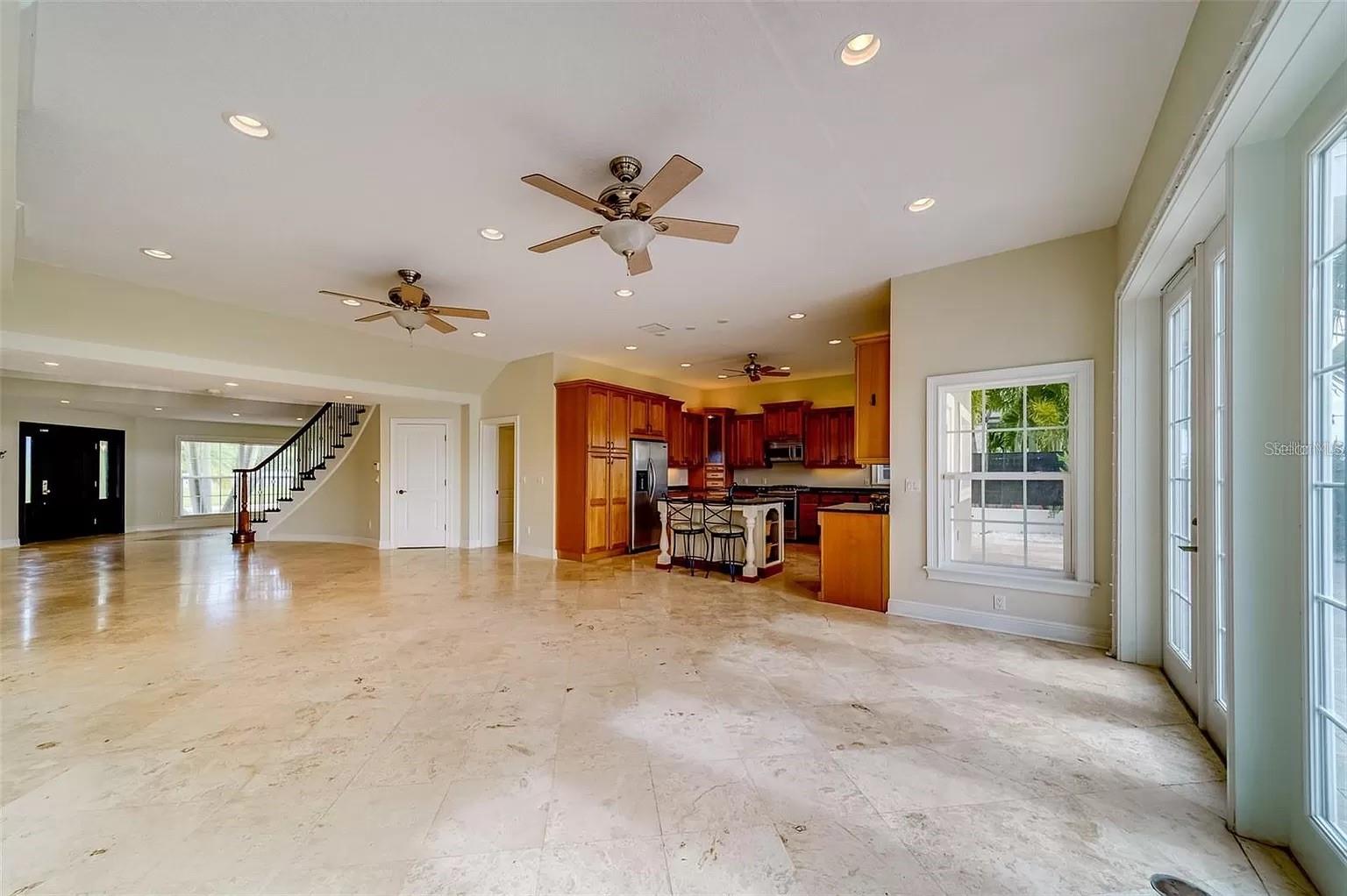 Listing photo id 13 for 803 Harbor Drive