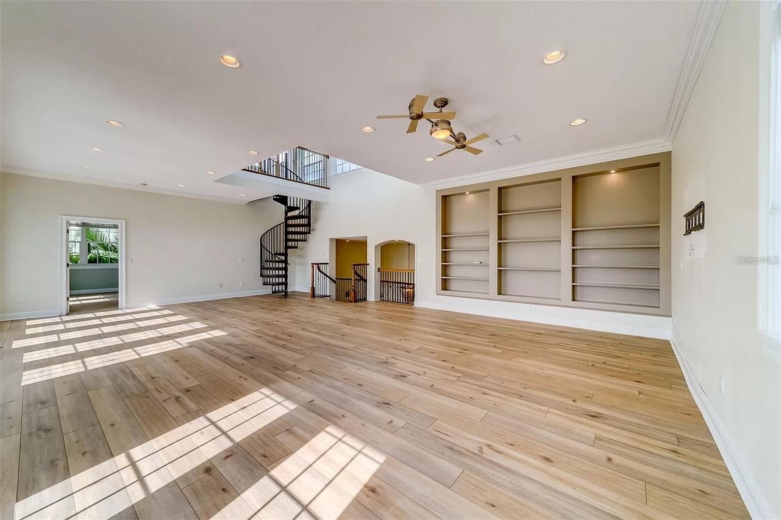 Listing photo id 21 for 803 Harbor Drive