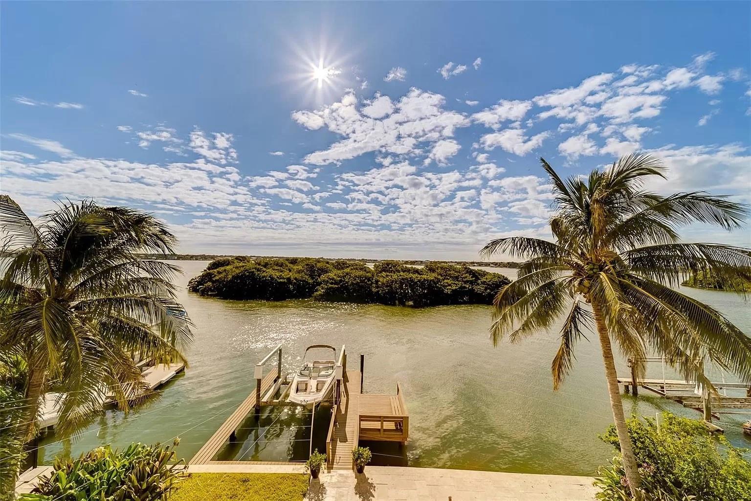 Listing photo id 1 for 803 Harbor Drive